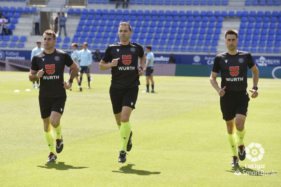 Cordero Vega y sus auxiliares. Foto LaLiga