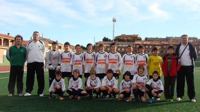 Pablo Tomeo, el quinto de arriba por la izquierda, junto a Laura Royo, reciente fichaje del SD Huesca Femenino. Pablo Tomeo, el quinto de arriba por la izquierda, junto a Laura Royo, reciente fichaje del SD Huesca Femenino.