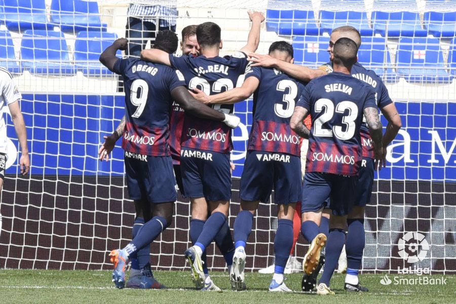 Real va hacia Carrillo para celebrar su primer gol