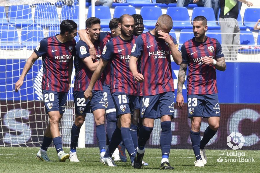 Los jugadores del Huesca celebran uno de los goles de Juan Carlos ante el Burgos. 