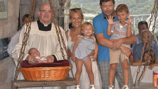 La familia Girón Cama de Graus ofrece al pequeño Maxi de mes y medio de edad a la Virgen de Torreciudad