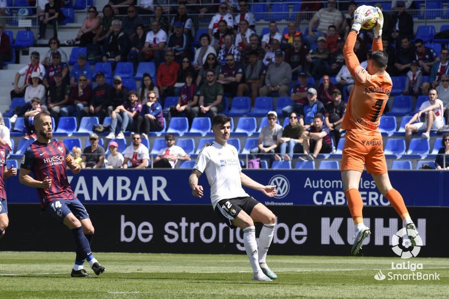 Andrés Fernández para un balón por alto con la camiseta del Huesca. Foto LaLiga