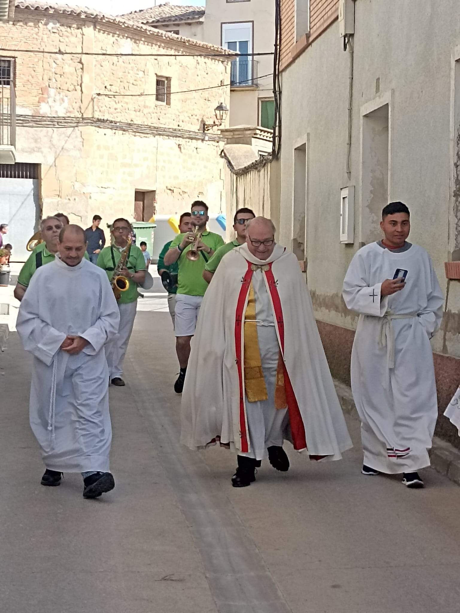 El sacerdote José María Alonso, al frente de la comitiva de Sesa que recibe a Salillas, Tramaced, Fraella y Piracés.