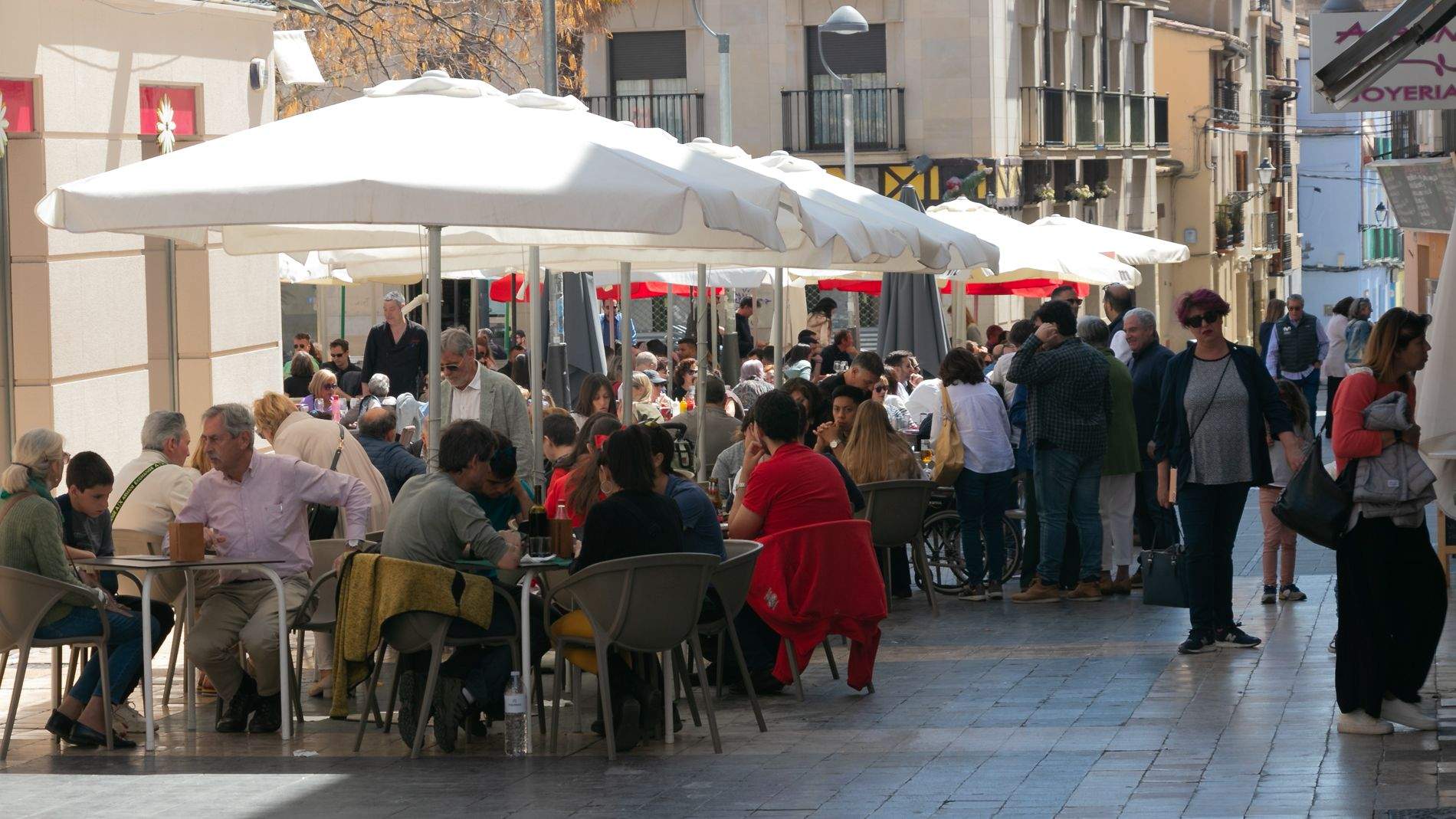 Terrazas en la calle Padre Huesca. Foto Estela Alcay