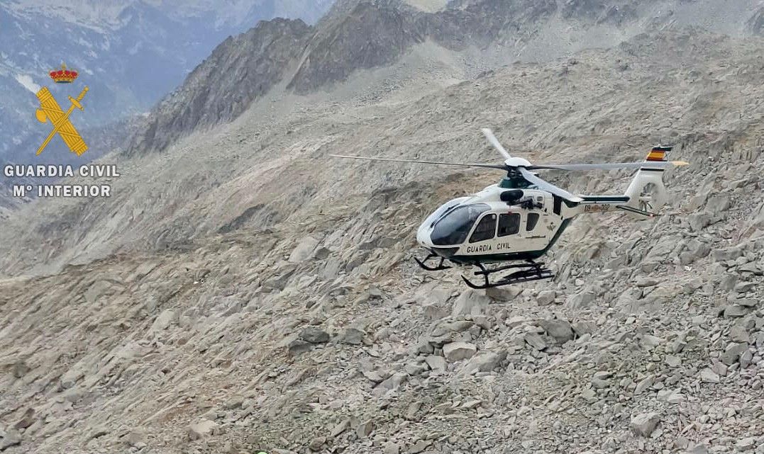 Fallece un vecino de Zaragoza en Villanúa al caer 20 metros por un barranco.