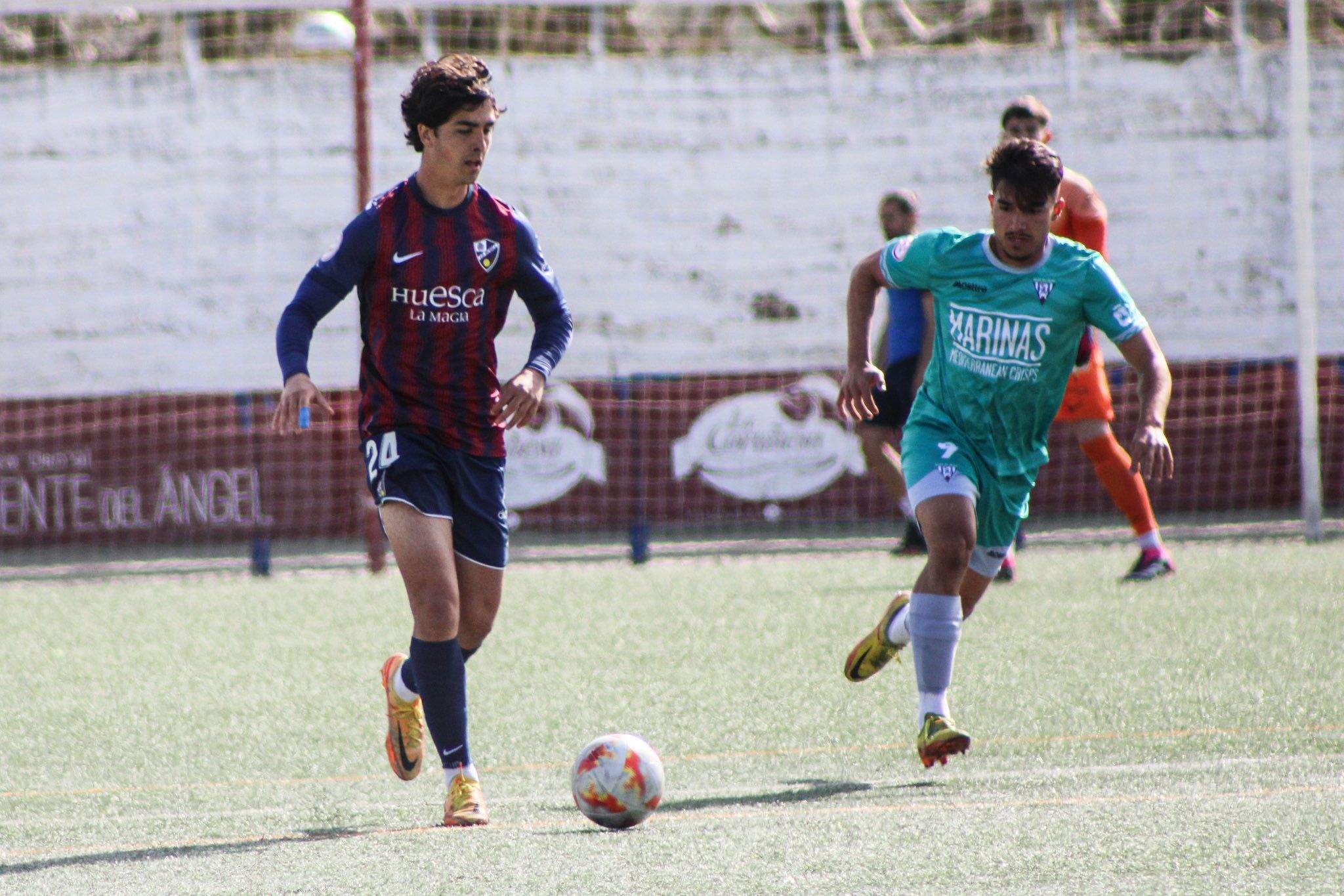 El jugador del Huesca B Hugo Anglada conduce un balón en el empate frente al Ejea en San Jorge. Foto: SD Huesca B