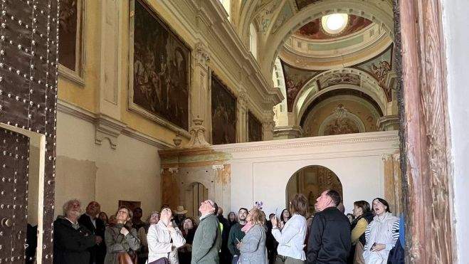 Visitantes admirando el interior de la Cartuja de las Fuentes. FOTO: Marta Farré Visitantes admirando el interior de la Cartuja de las Fuentes. FOTO: Marta Farré