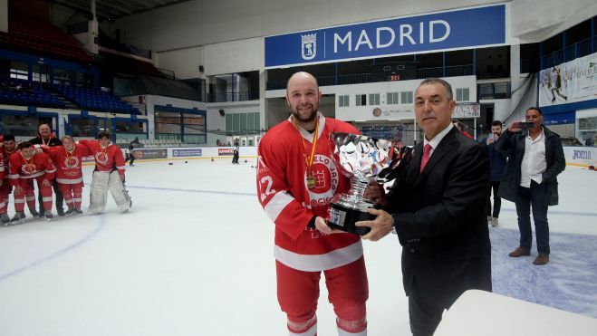 Guillermo Betrán recoge el trofeo de la Copa del Rey tras vencer en la final al Barça. Foto: RFEDH-Rubén Lago