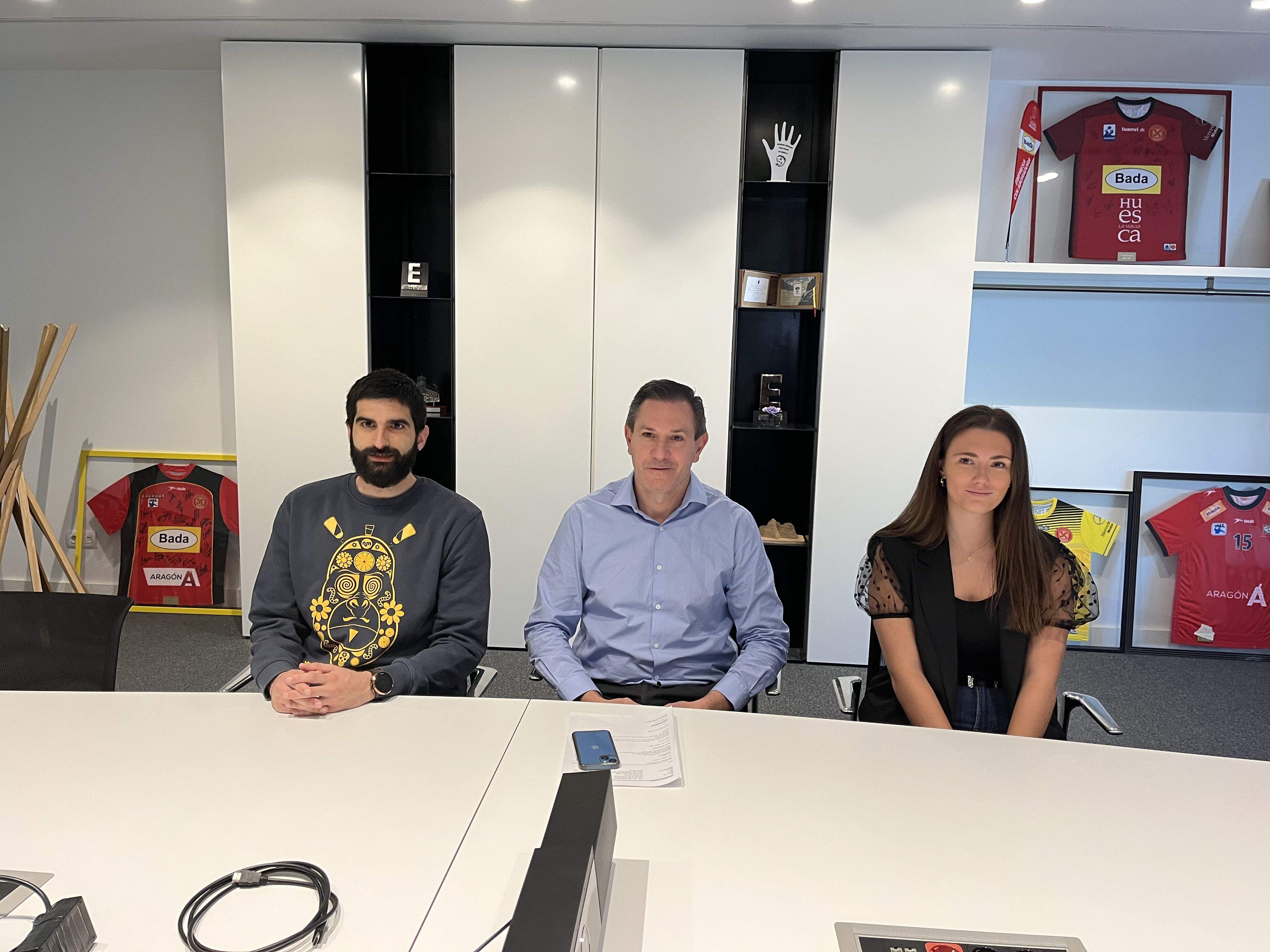 Ismael Pérez, entrenador del Bada femenino; José Ramón Lanceta, manager general de Bada; y Mari Carmen Vergel, capitana del equipo, en la presentación de la Final a 4. Foto: A. Mora