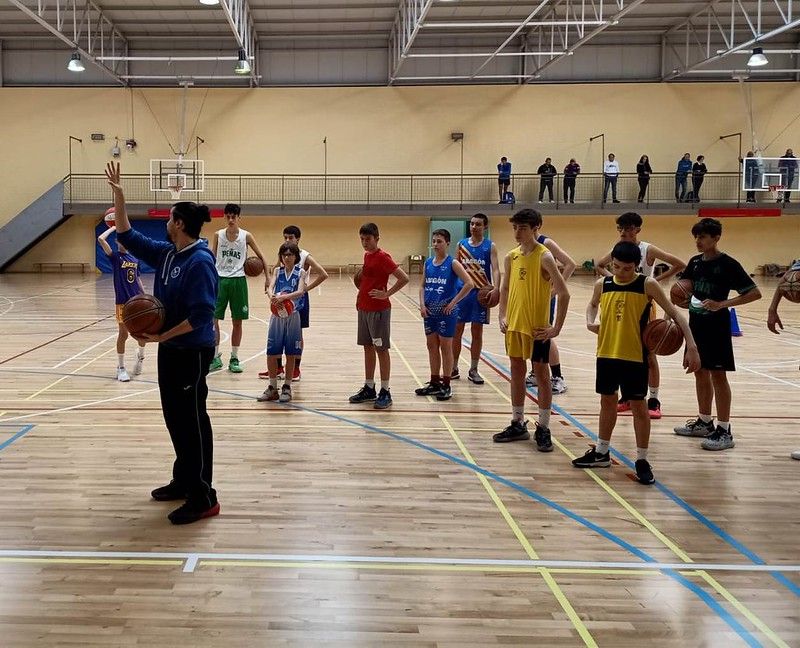 Un momento de las primeras sesiones técnicas para chicos y chicas de Huesca de las categorías Cadete, Infantil y Alevín de toda la provincia. Este domingo regresan.