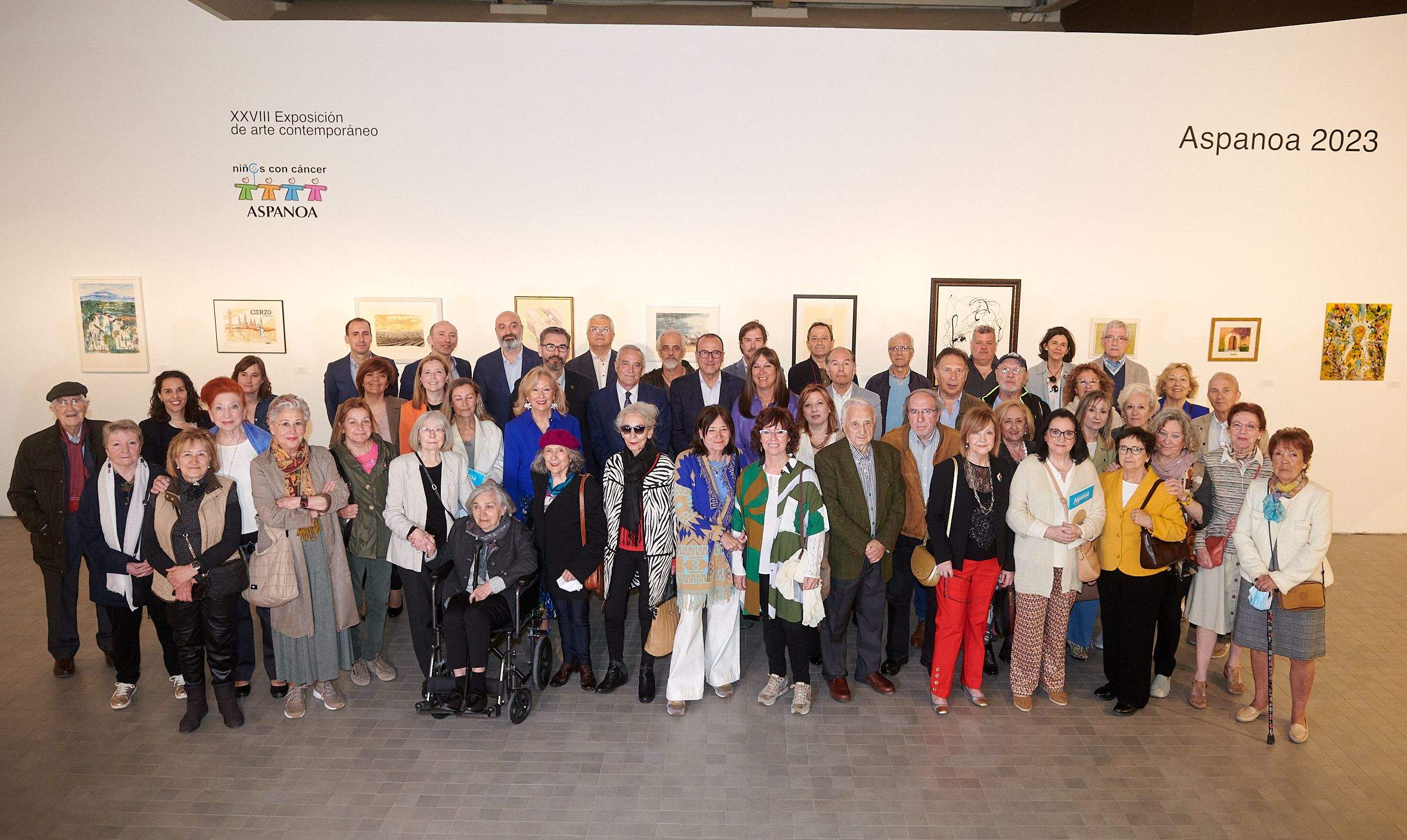 Artistas participantes en la exposición de Aspanoa y autoridades