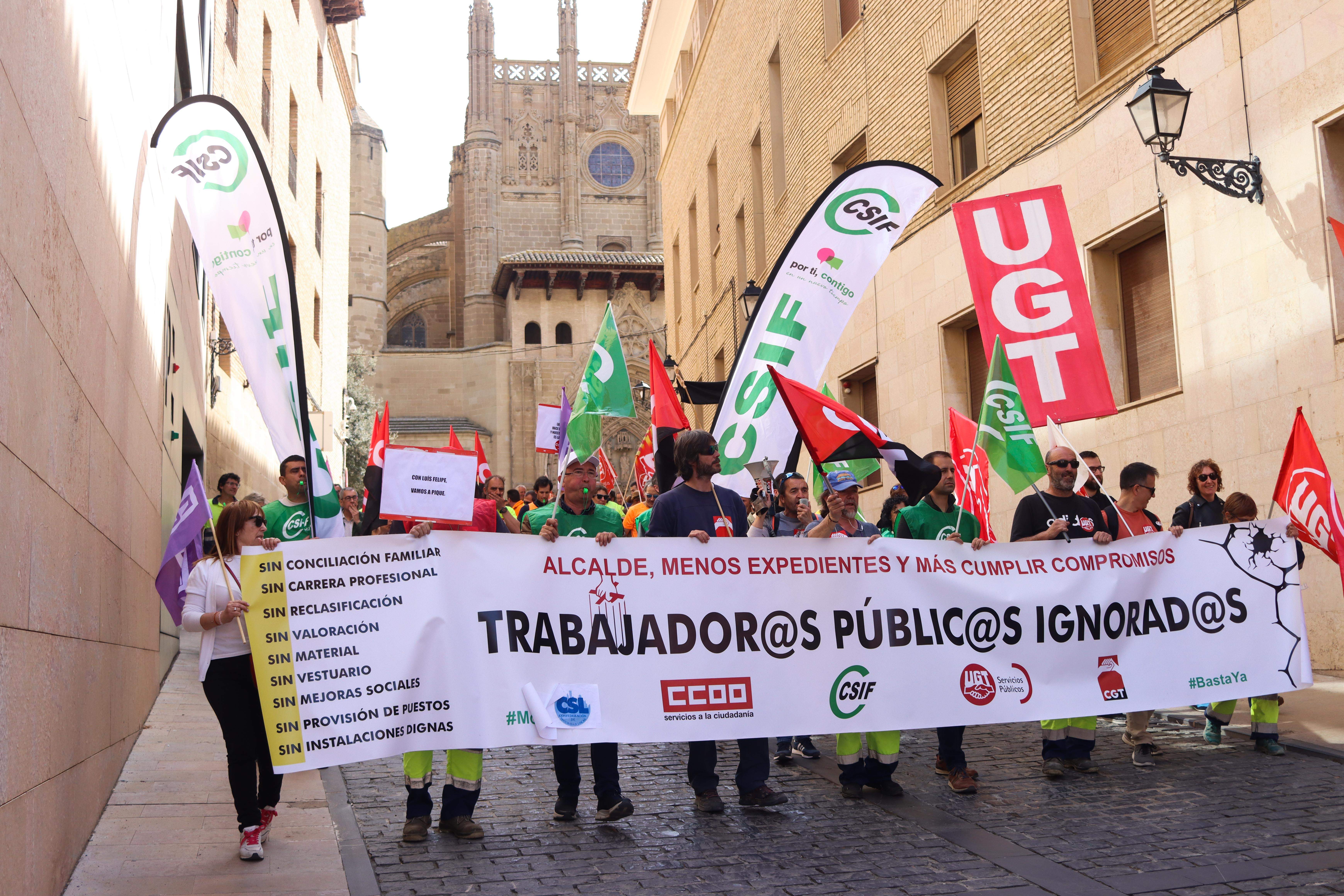 Manifestación realizada recientemente por trabajadores municipales de Huesca. FOTO: David Martínez
