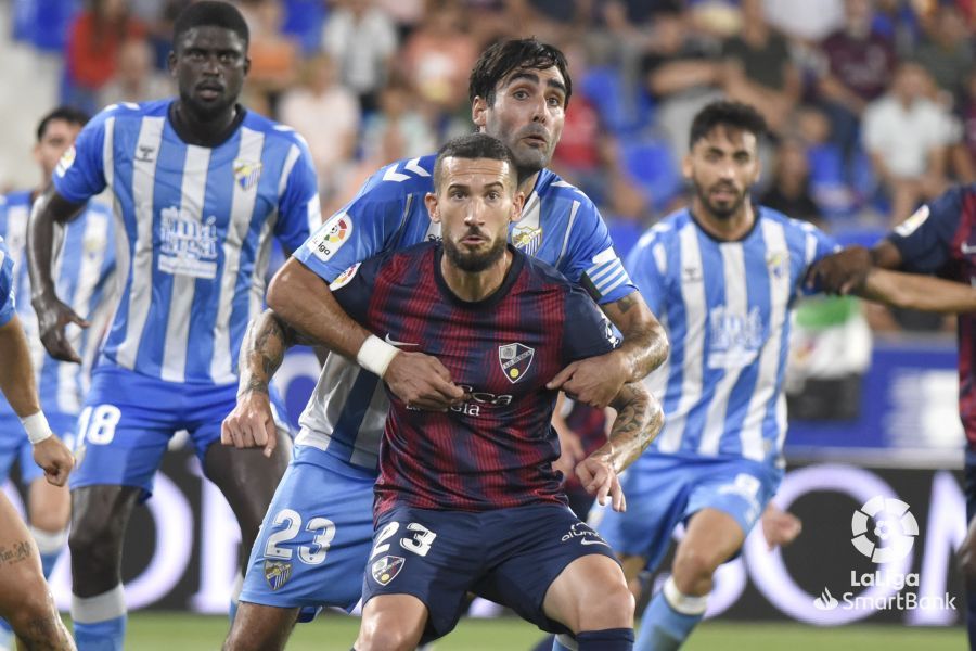 Óscar Sielva en un partido ante el Málaga. Confirmado el horario del SD Huesca-Málaga de la jornada 5.  Foto: LaLiga