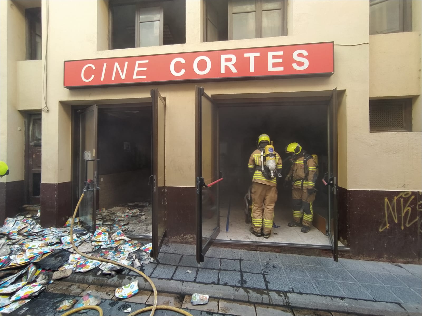 Extinguido un incendio declarado en el cine Cortés de Barbastro.