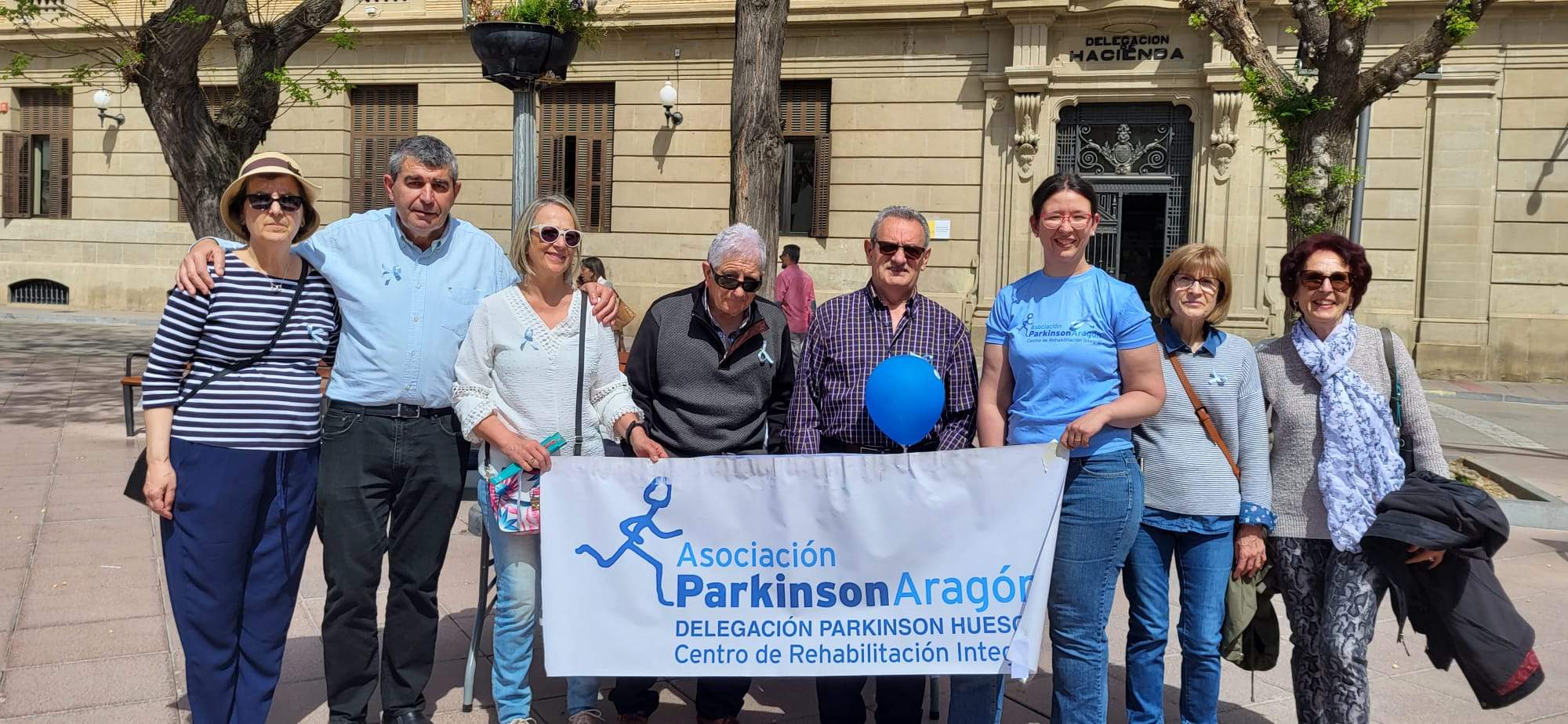 Día Mundial del Párkinson, miembros de la Asociación Parkinson Aragón en Huesca, este martes en la plaza de Navarra. Foto Mercedes Manterola