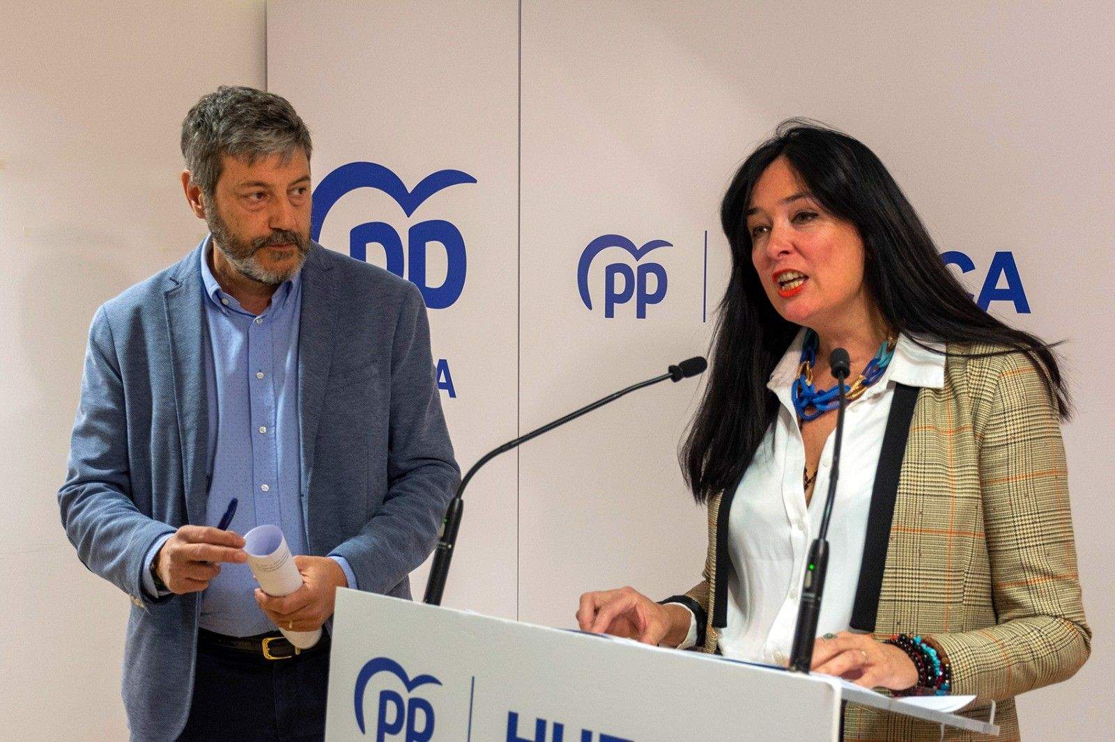 Gerardo Oliván y Lorena Orduna, en la presentación del Foro Debate sobre sanidad.
