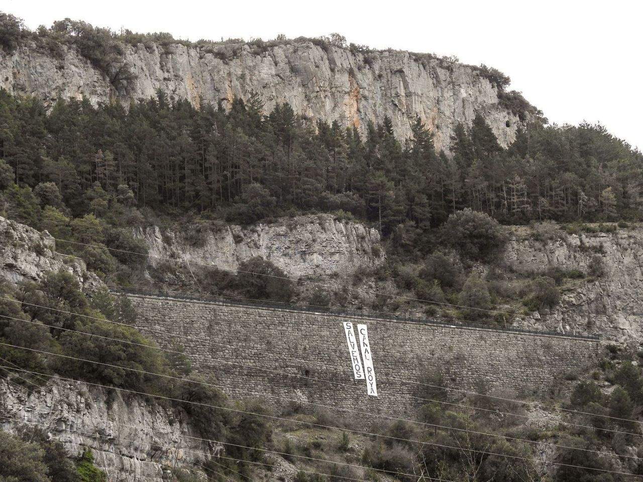 Pancarta contra el proyecto de Canal Roya que se colocó en el muro de contención del Canfranero.