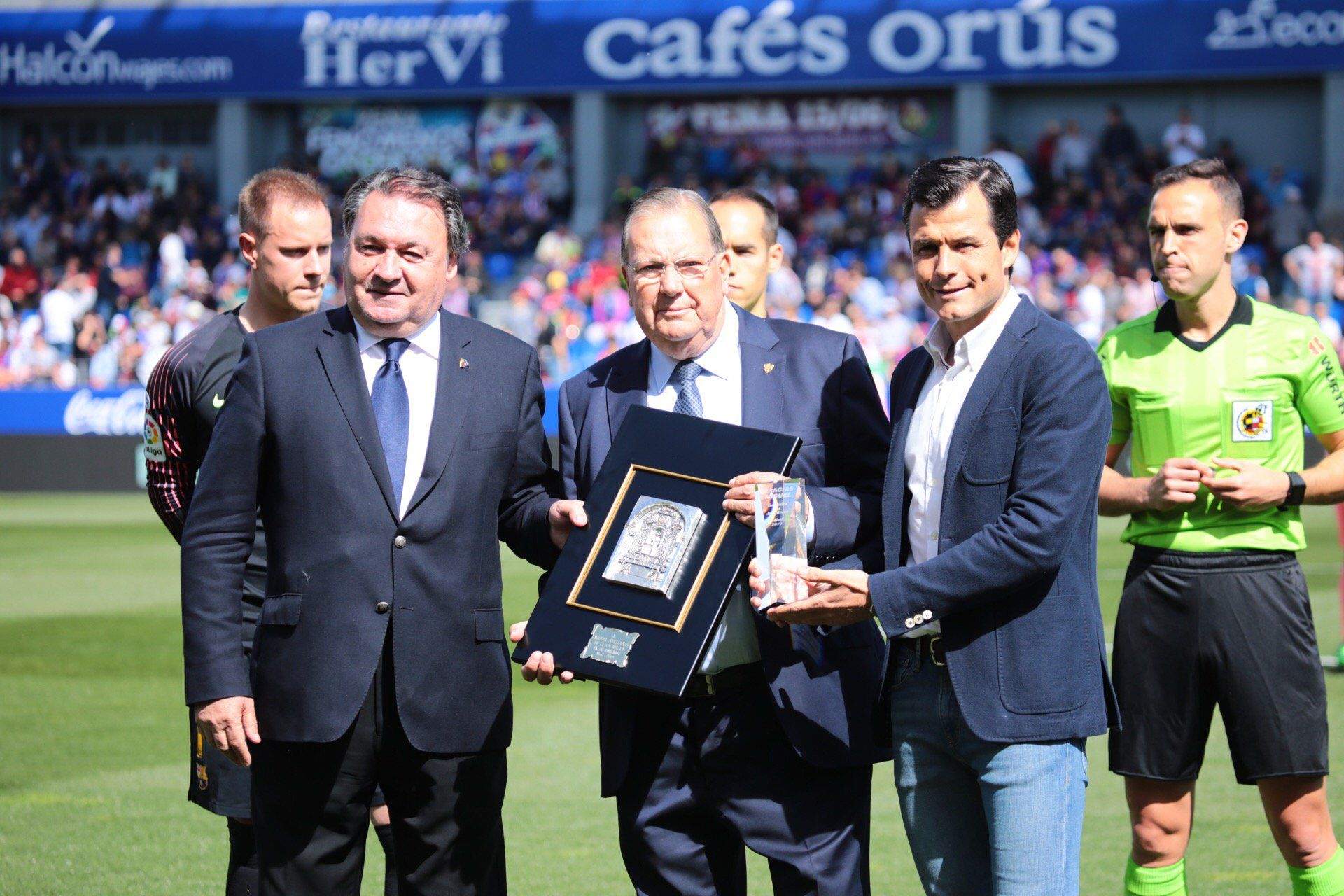 Lasaosa y Camacho con Avellanas, en el homenaje que le rindió el Huesca en el partido contra el Barcelona. Foto SD Huesca