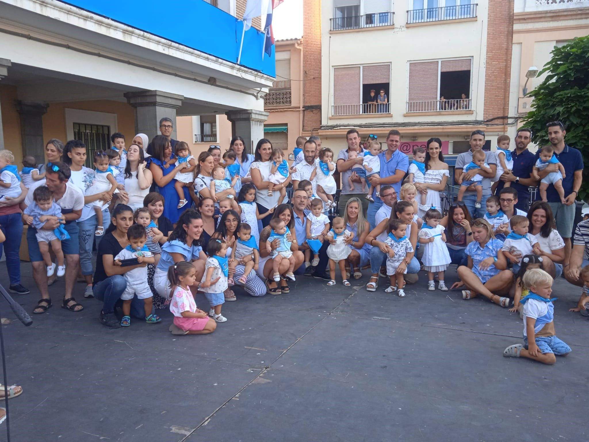 Participantes en el acto de colocación de la pañoleta en Sariñena.