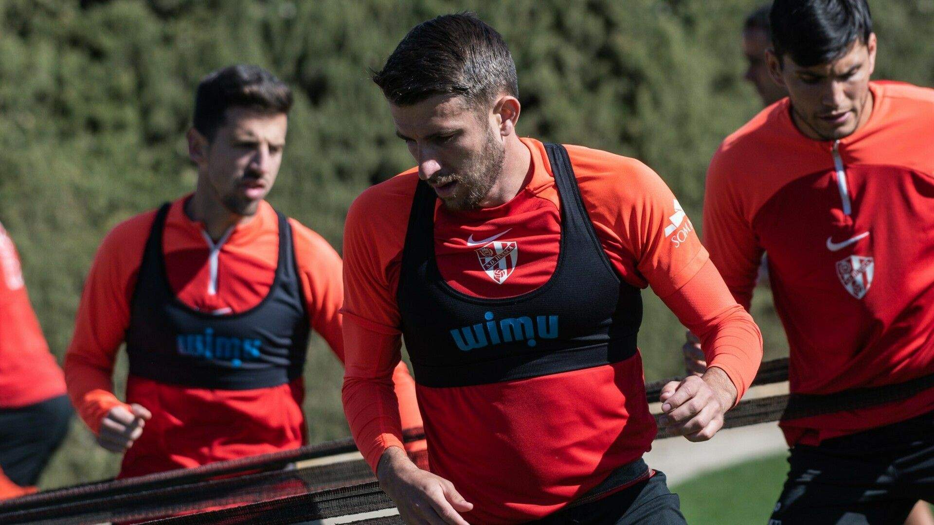 Gerard Valentín, en primer plano, en un momento del entrenamiento del Huesca. Foto: SD Huesca