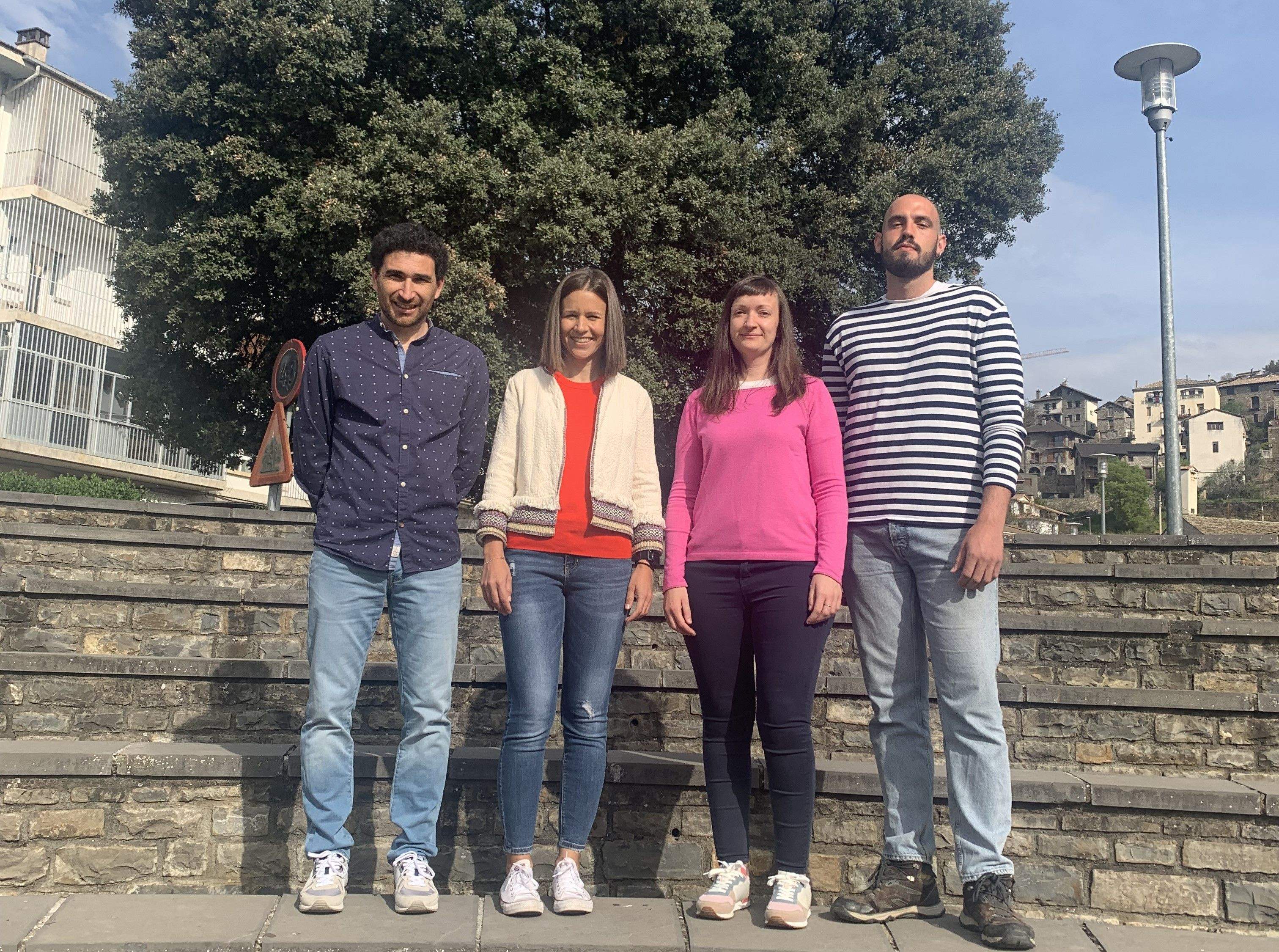 Elena Palacios, segunda por la izquierda, junto al presidente comarcal y miembros de la candidatura.