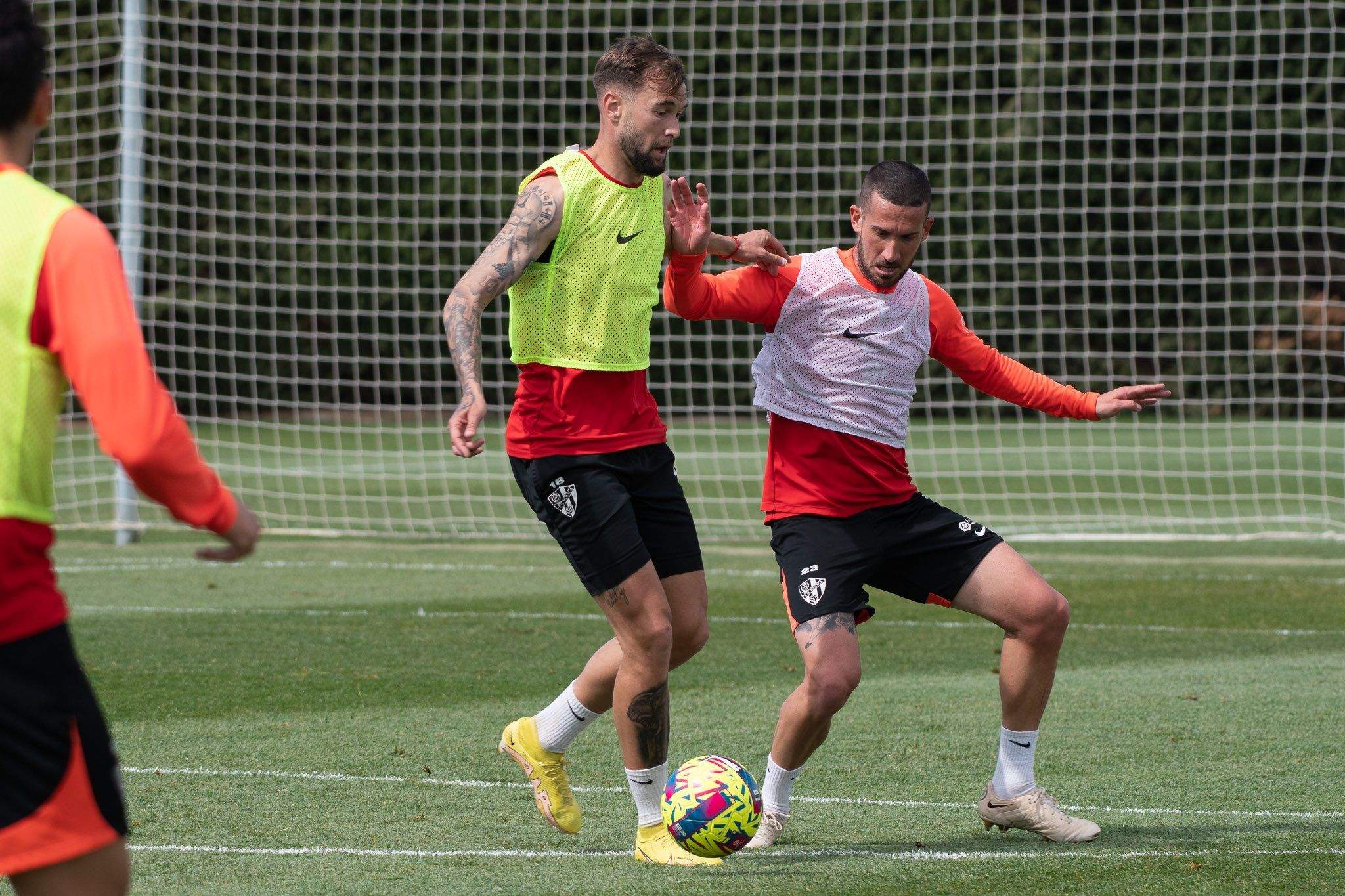 Óscar Sielva, con peto blanco, protege un balón en el entrenamiento de este miércoles. Foto: SD Huesca