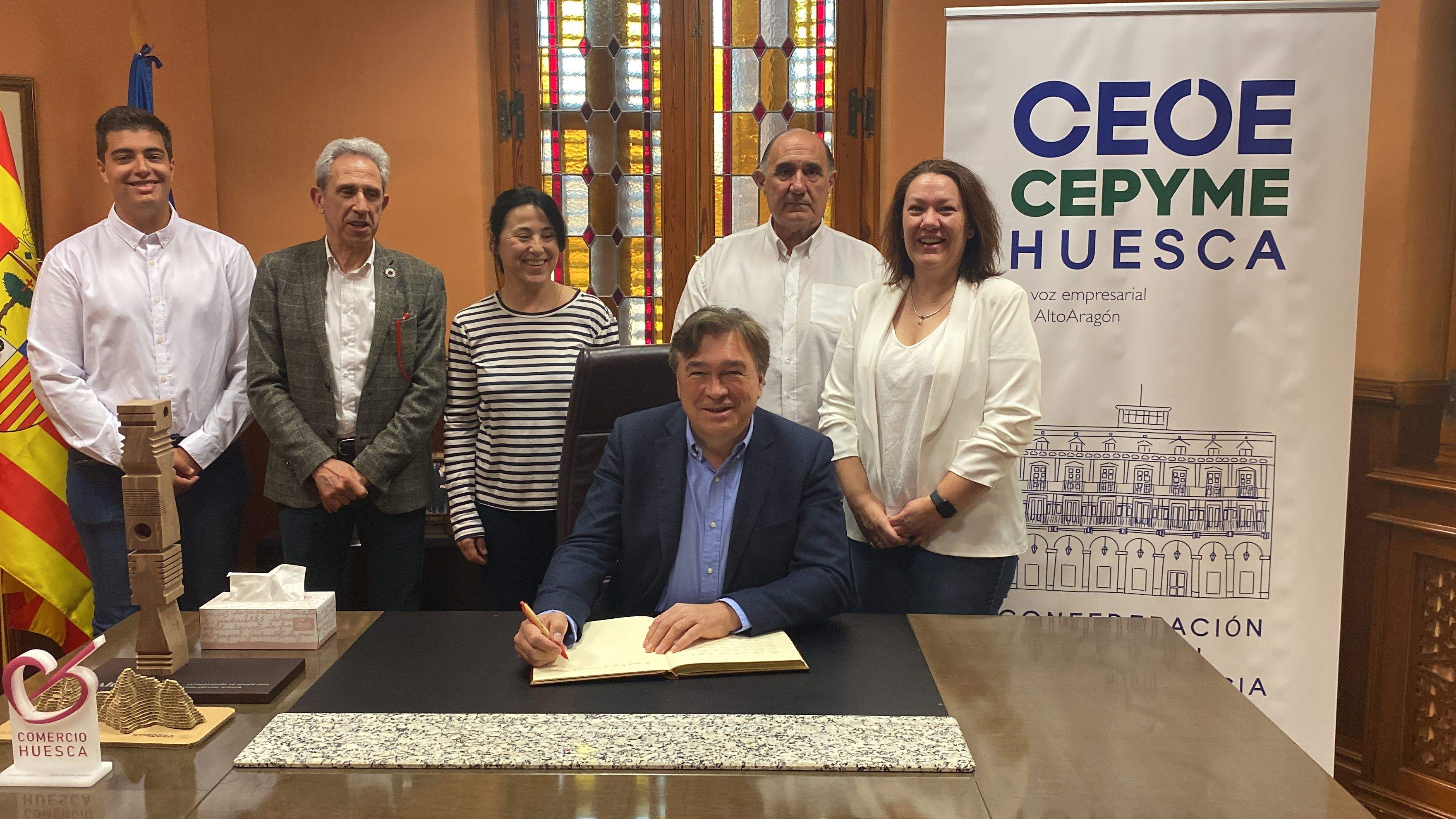 Miembros de la coalición de Aragón Existe-Teruel Existe con los representantes empresariales de la provincia de Huesca