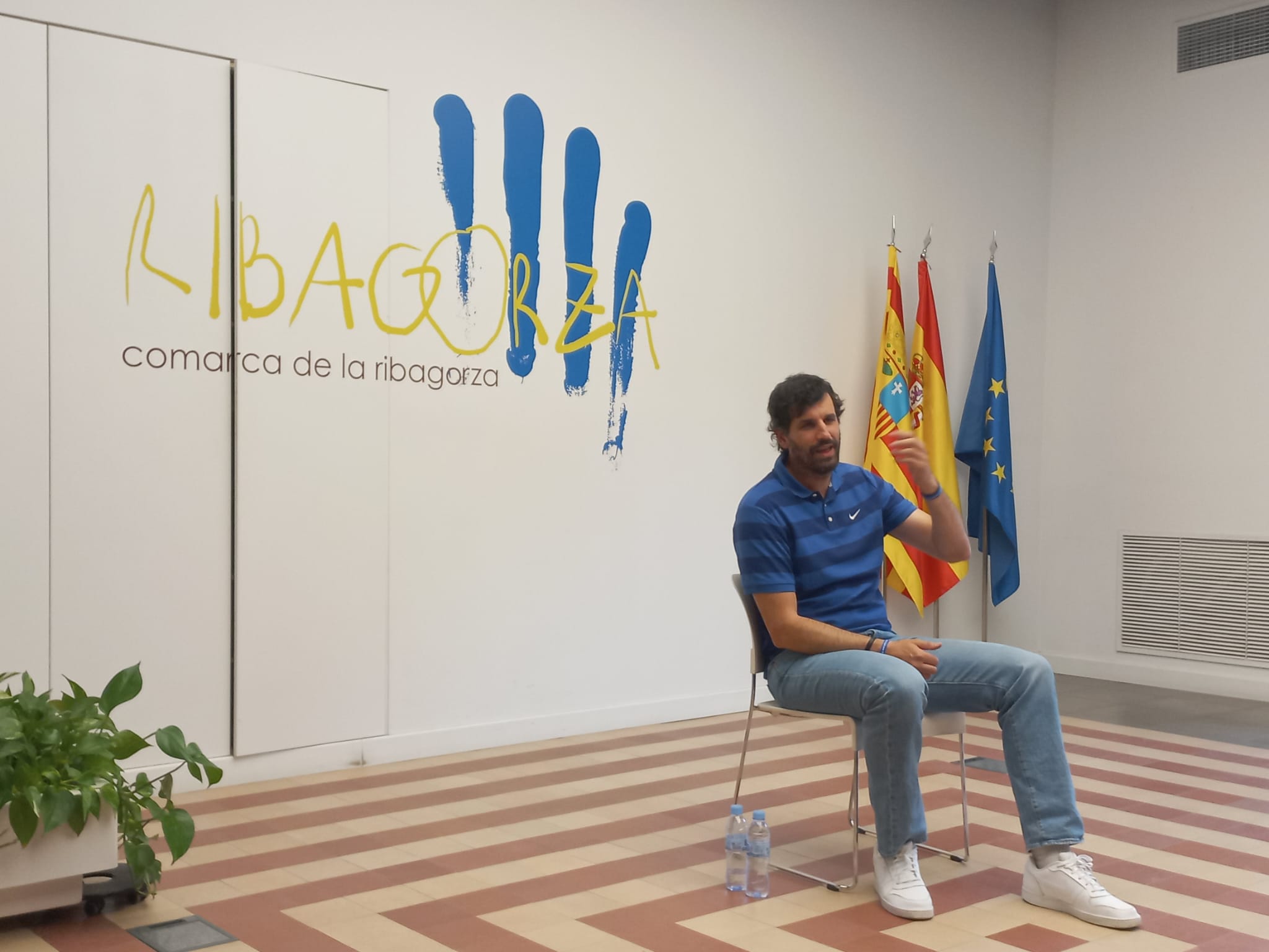 Asier de la Iglesia en un momento de la charla en la sede de la Comarca de Ribagorza.
