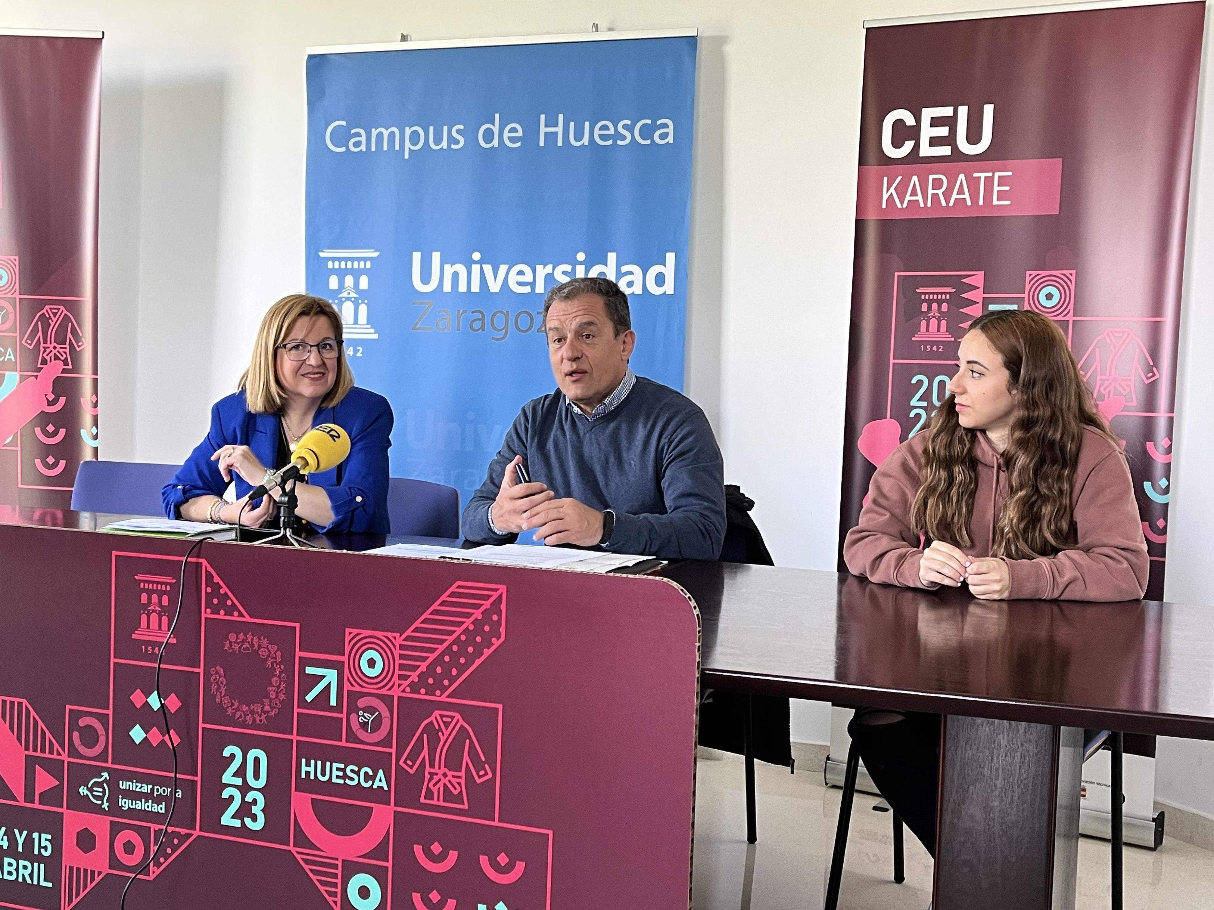 Marta Liesa, Alberto Sánchez y María Luengo en la presentación del nacional universitario de karate de Huesca. Foto: Adrián Mora
