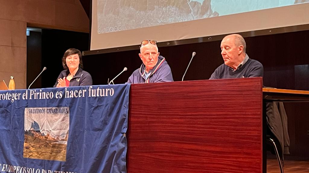 Charla celebrada en Huesca sobre la unión de estaciones por Canal Roya