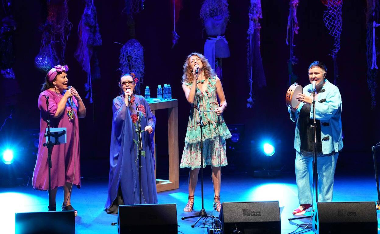 Uxía, Martirio, Carmen París y Ugía Pedreira, en Enredadas.