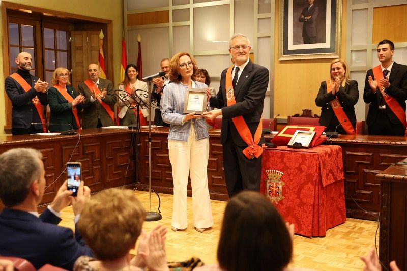 Condecoración a Belén Luque y David Simón en Jaca. Foto: Ayuntamiento de Jaca
