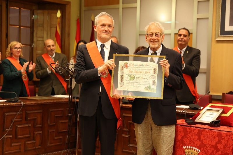 Condecoración a Belén Luque y David Simón en Jaca. Foto: Ayuntamiento de Jaca