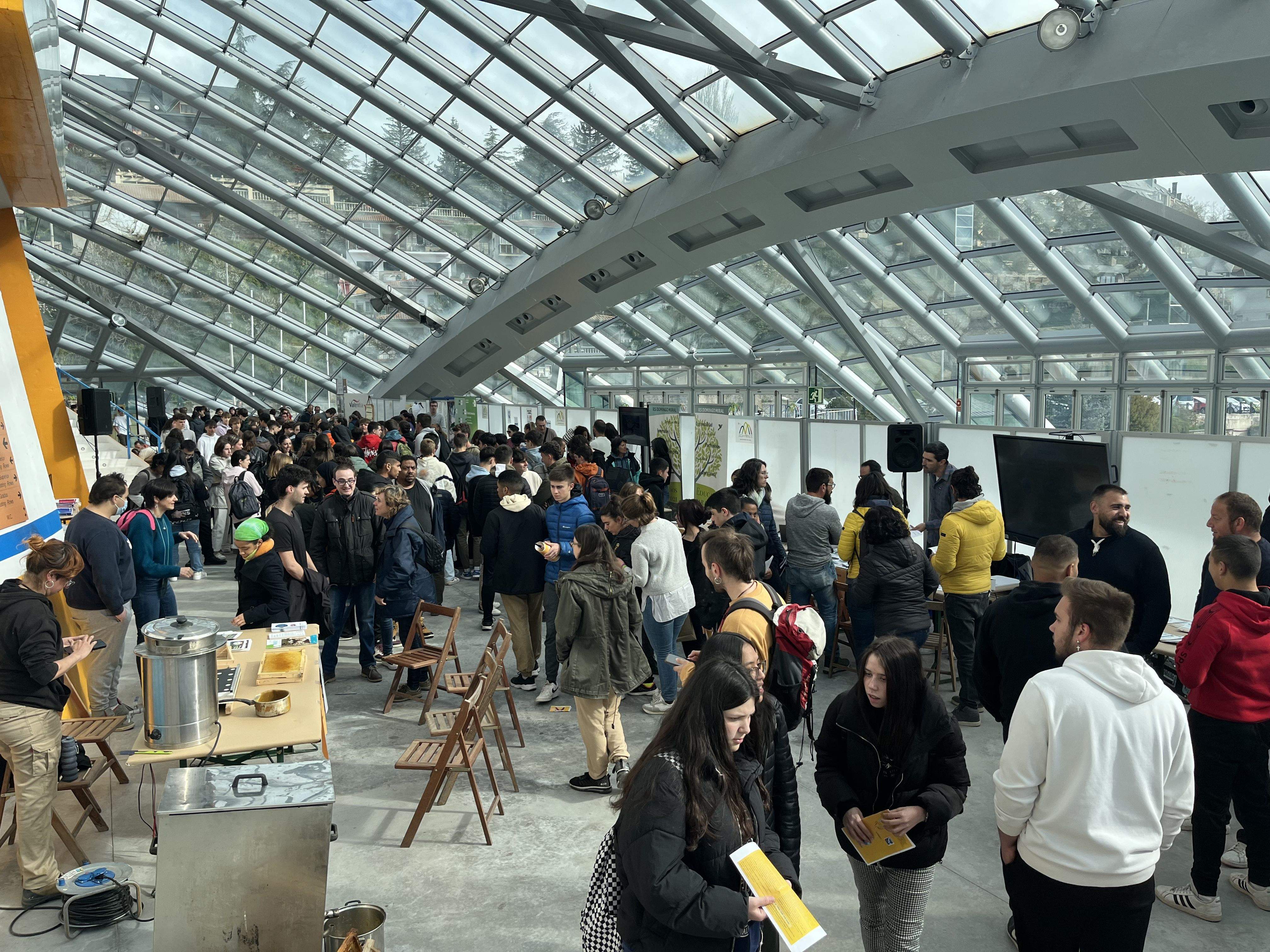 El hall de la pista de hielo de Jaca ha acogido la feria sobre la oferta formativa de la Jacetania y el Alto Gállego.