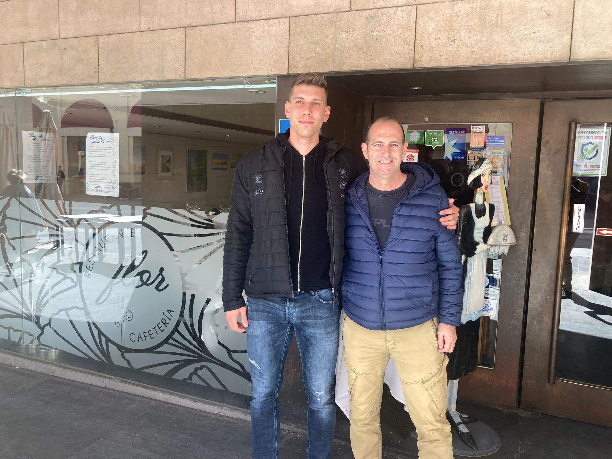 Janez Gucek y Jose Nolasco en la puerta del Restaurante Flor donde se ha realizado la rueda de prensa