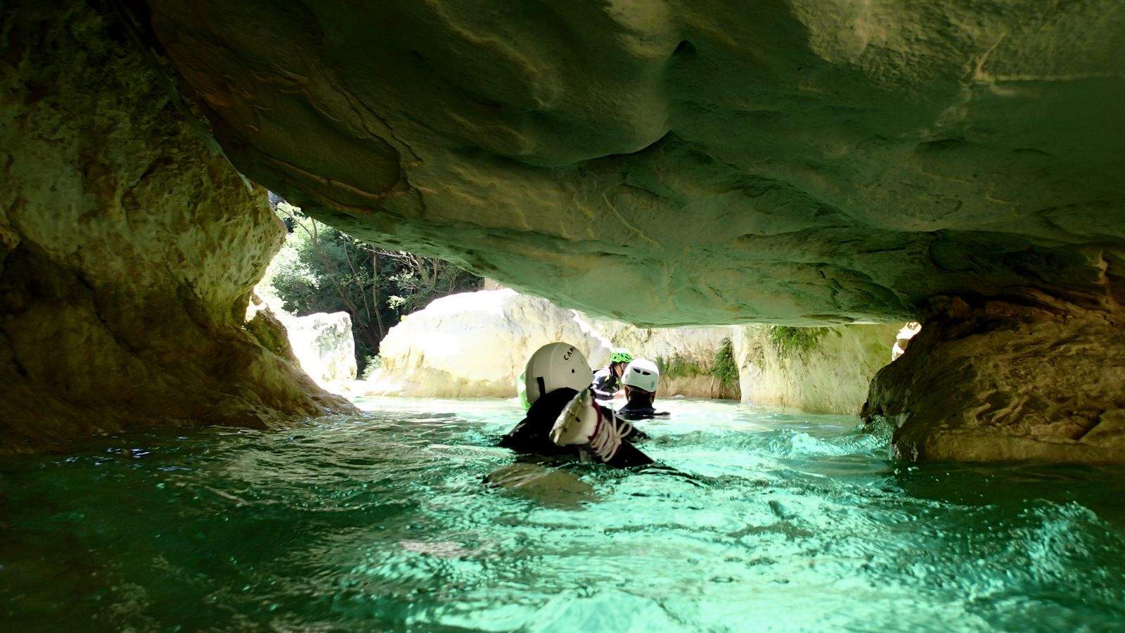 Sobrarbe es uno de los lugares en el Pirineo donde más se realiza esta práctica. Sobrarbe promociona un código de buenas prácticas ambientales en el descenso de barrancos