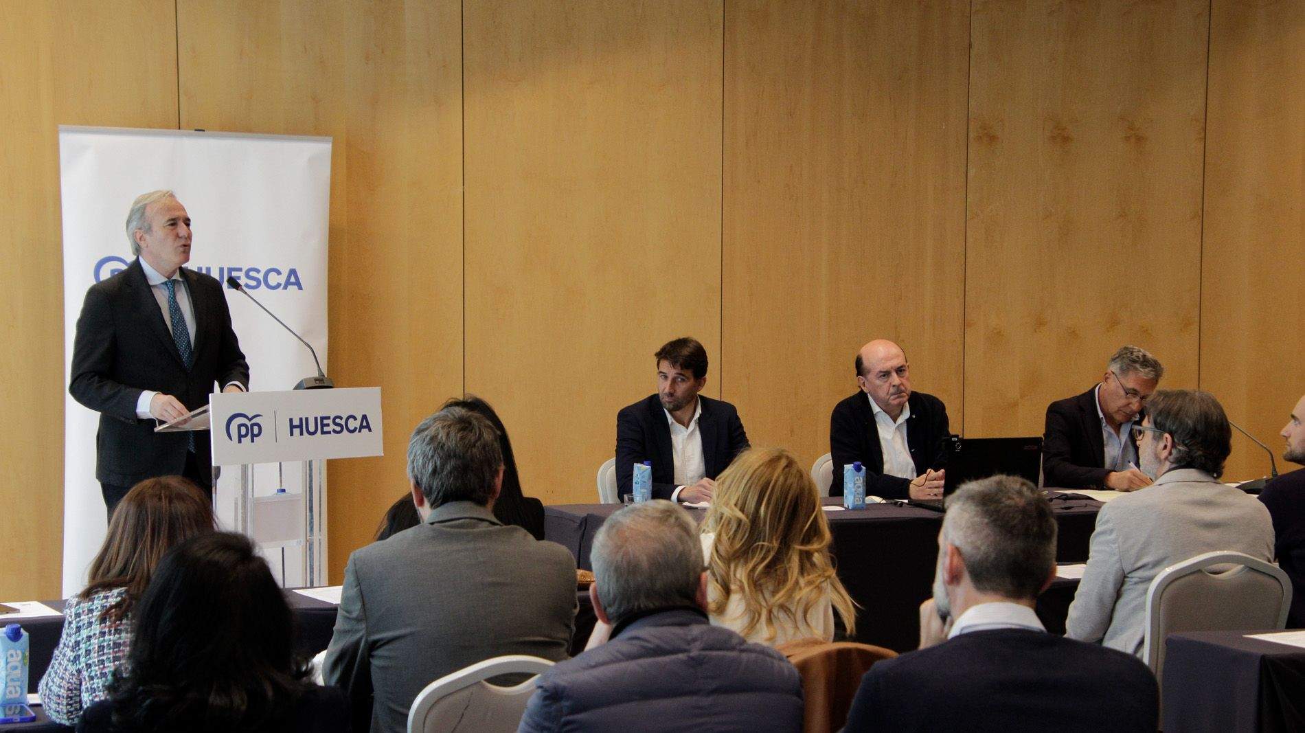 Jorge Azcón se dirige al Foro-Debate Salud+Tecnología para explicar el Campus Biosanitario. Foto Amagoia La Cruz