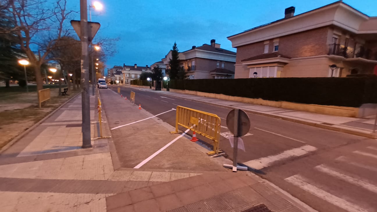 Cambio de aparcamientos que deja un único carril en esta zona del parque Rafael Andolz, junto a Martínez de Velasco.