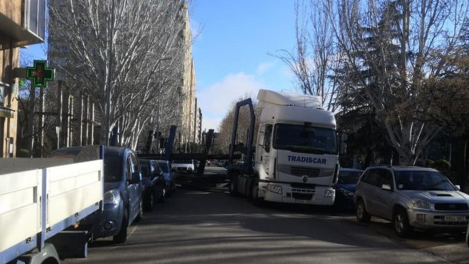 Camión atascado en la avenida Martínez de Velasco. Camión atascado en la avenida Martínez de Velasco.