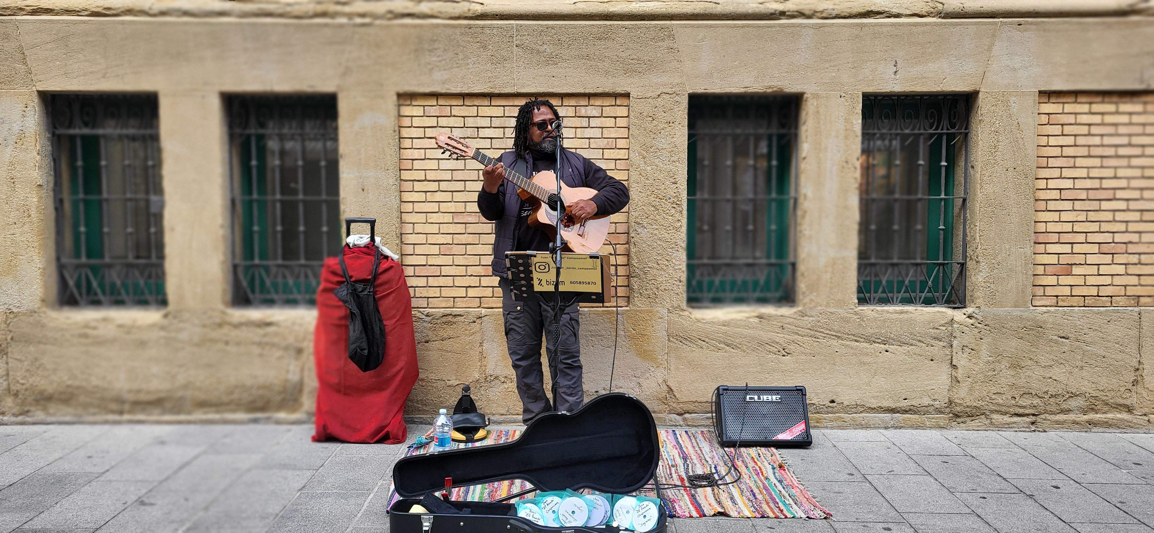 El músico callejero Juan "el bardo" Campoamor tocando en Huesca. Foto Myriam Martínez