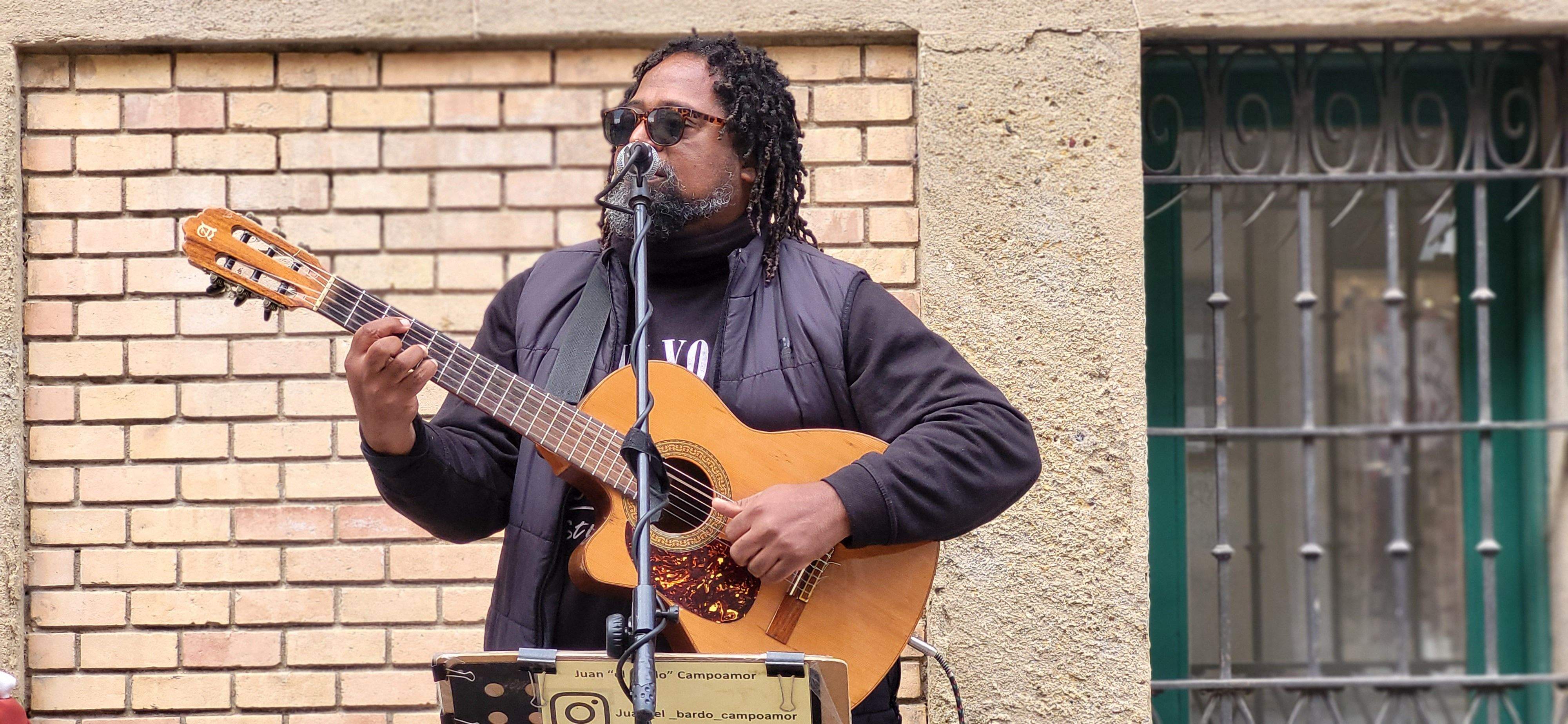 El músico callejero Juan "el bardo" Campoamor tocando en Huesca. Foto Myriam Martínez
