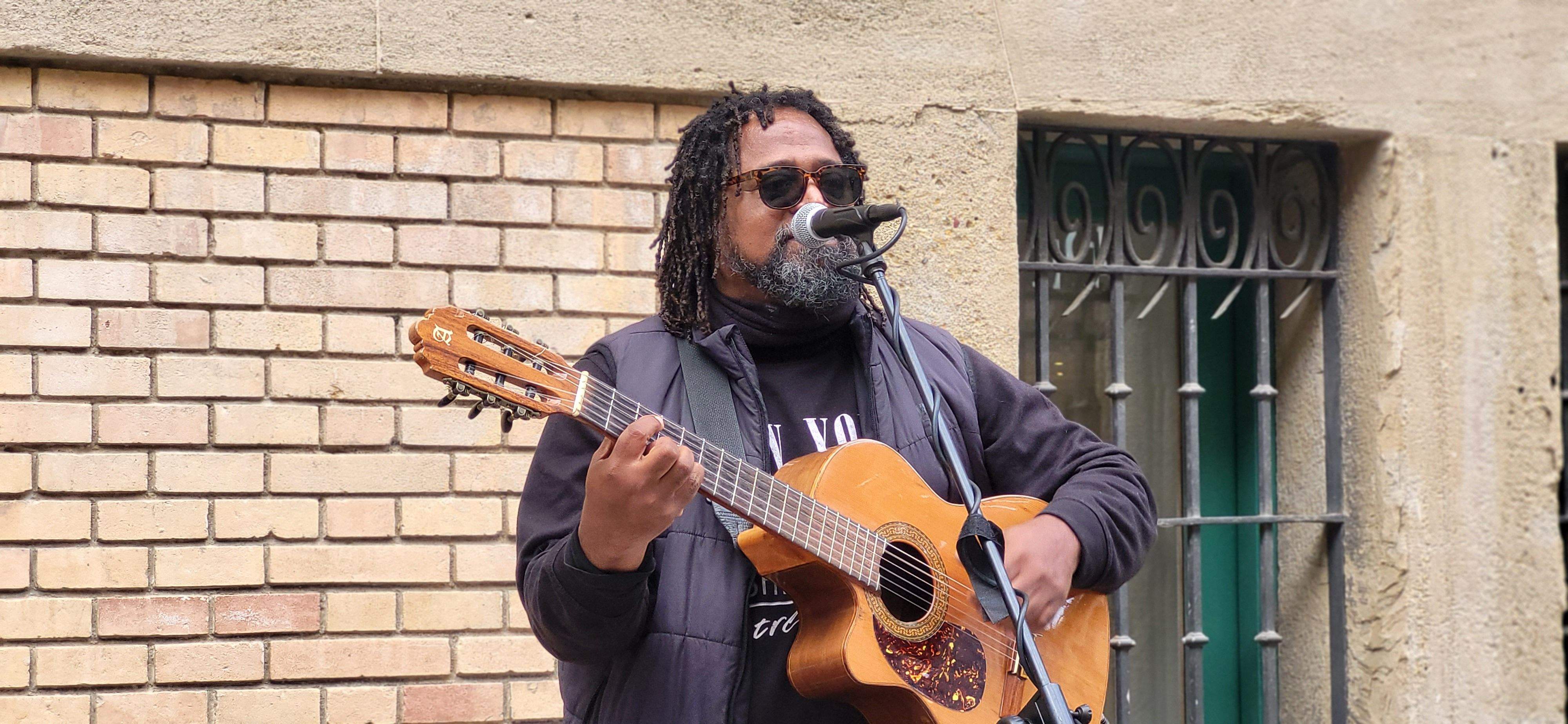 El músico callejero Juan "el bardo" Campoamor tocando en Huesca. Foto Myriam Martínez