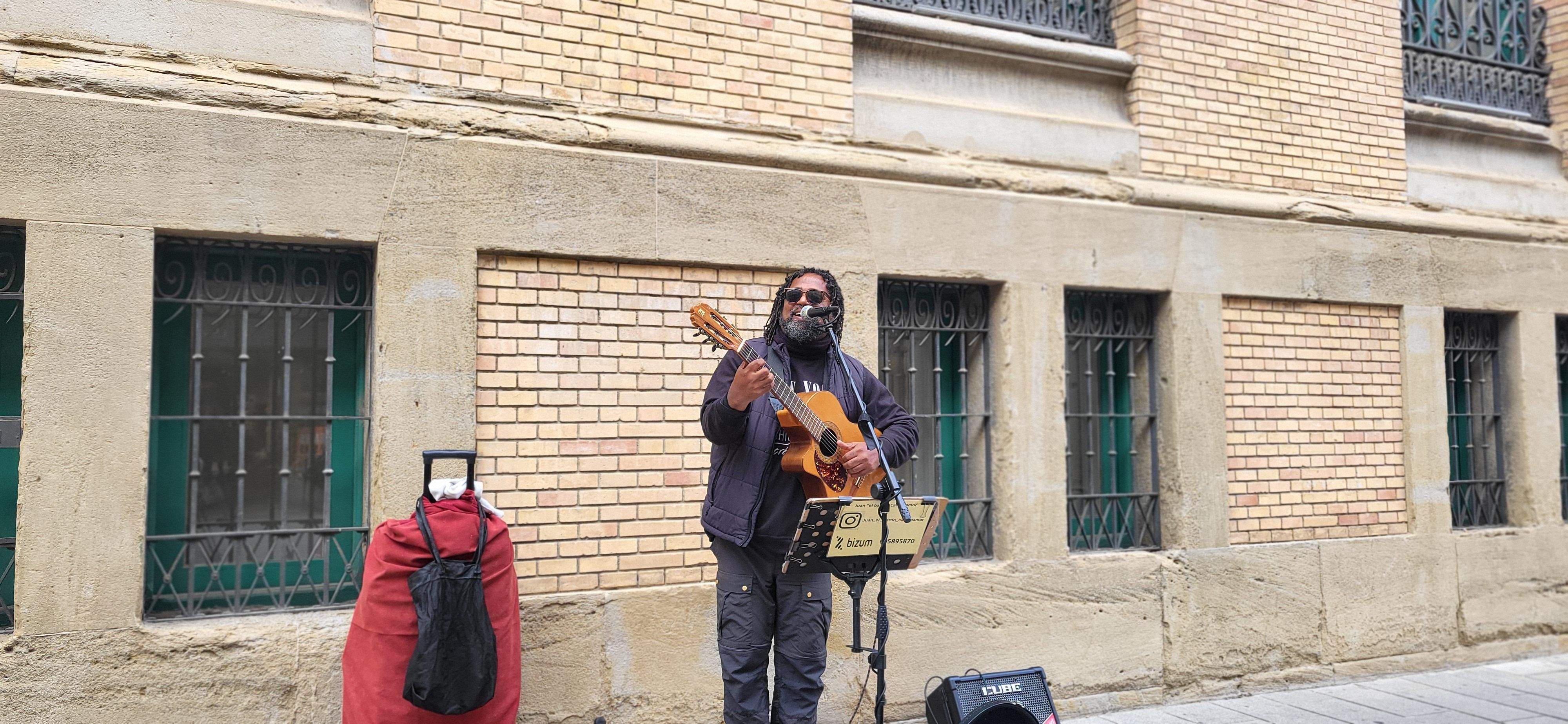 El músico callejero Juan "el bardo" Campoamor tocando en Huesca. Foto Myriam Martínez