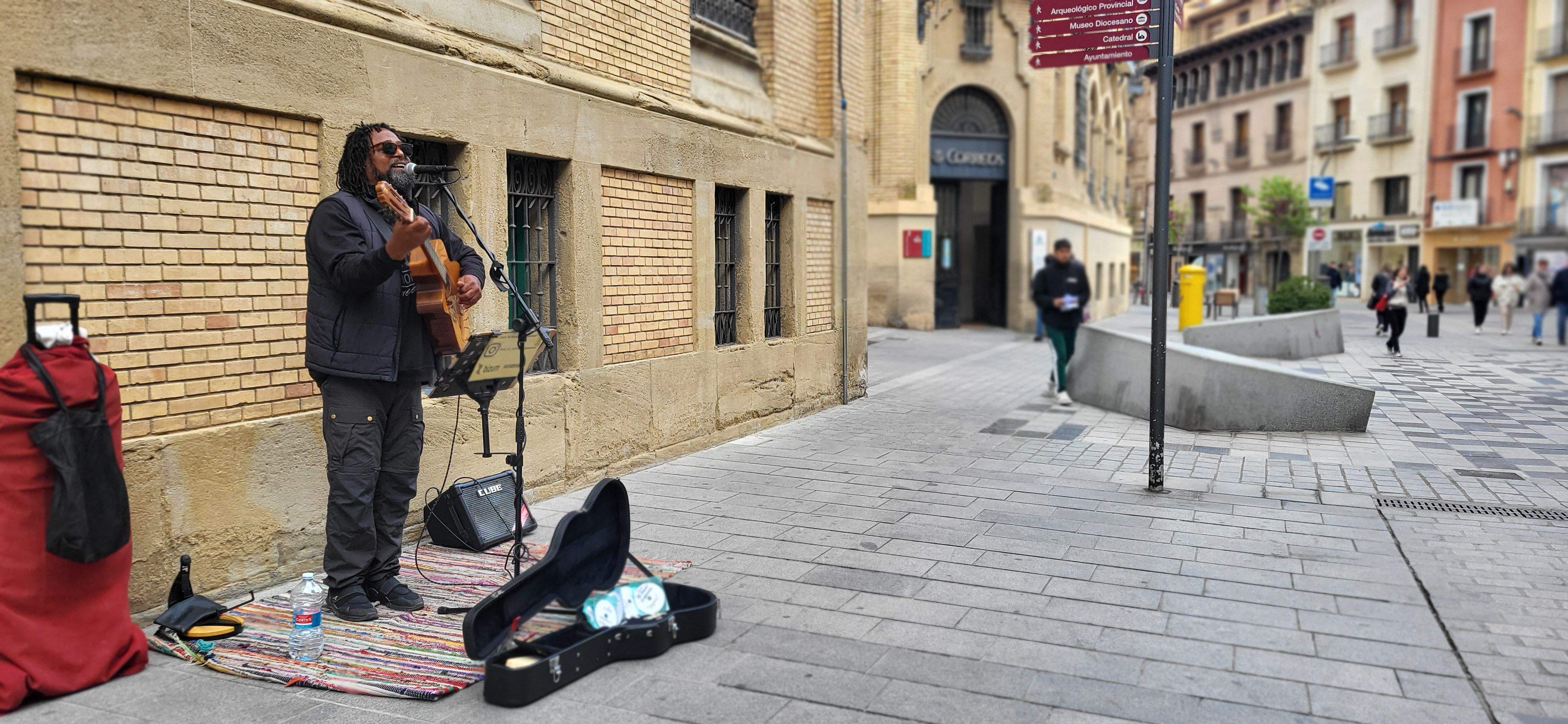 El músico callejero Juan "el bardo" Campoamor tocando en Huesca. Foto Myriam Martínez