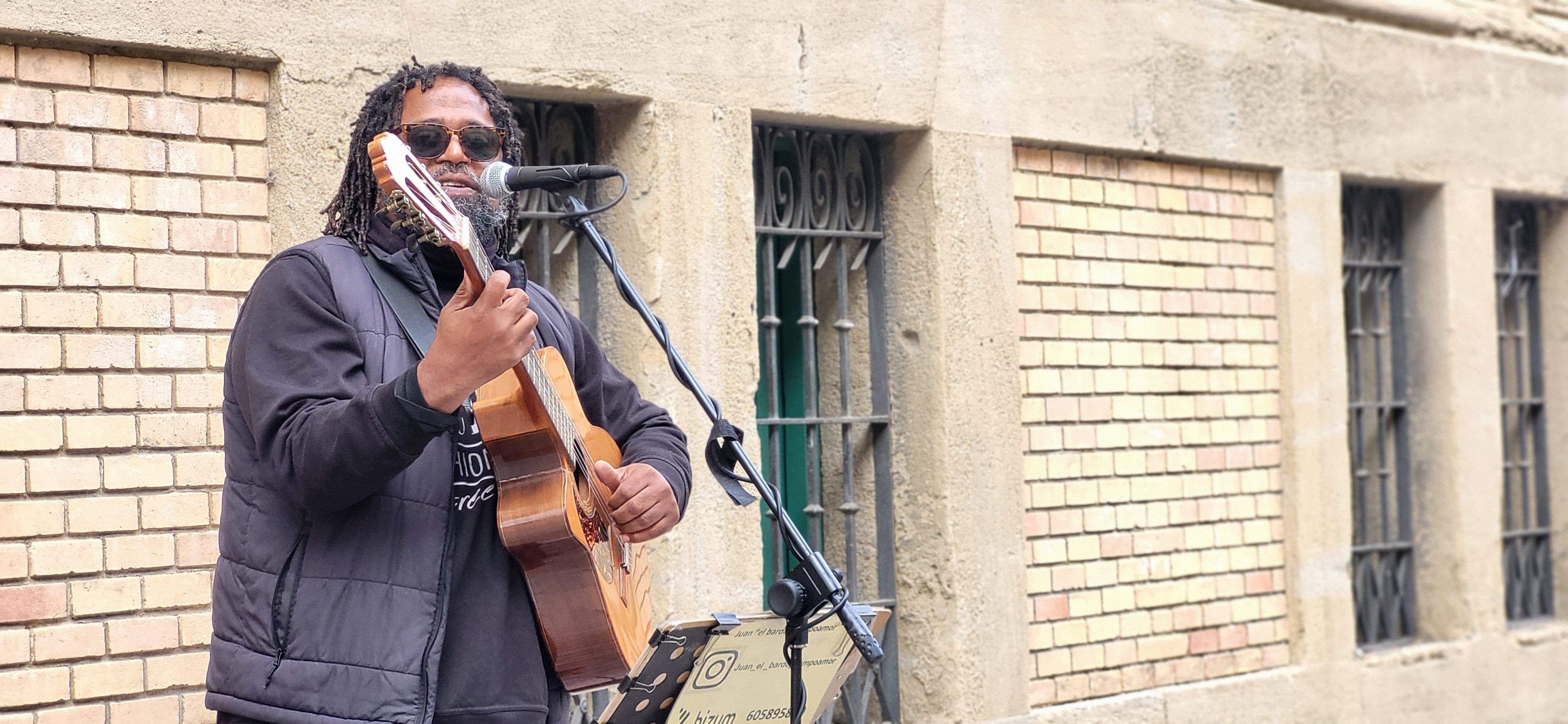 El músico callejero Juan "el bardo" Campoamor tocando en Huesca. Foto Myriam Martínez