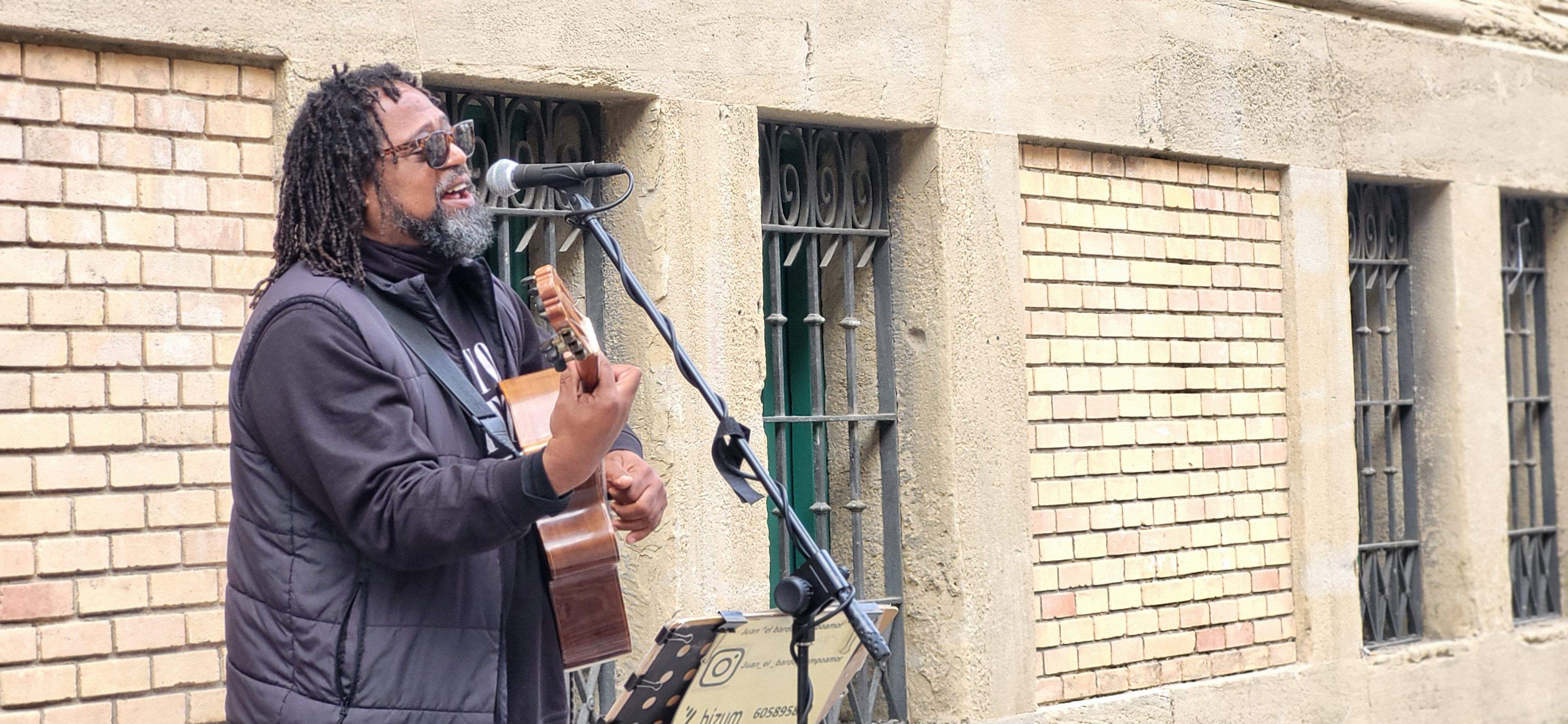 El músico callejero Juan "el bardo" Campoamor tocando en Huesca. Foto Myriam Martínez