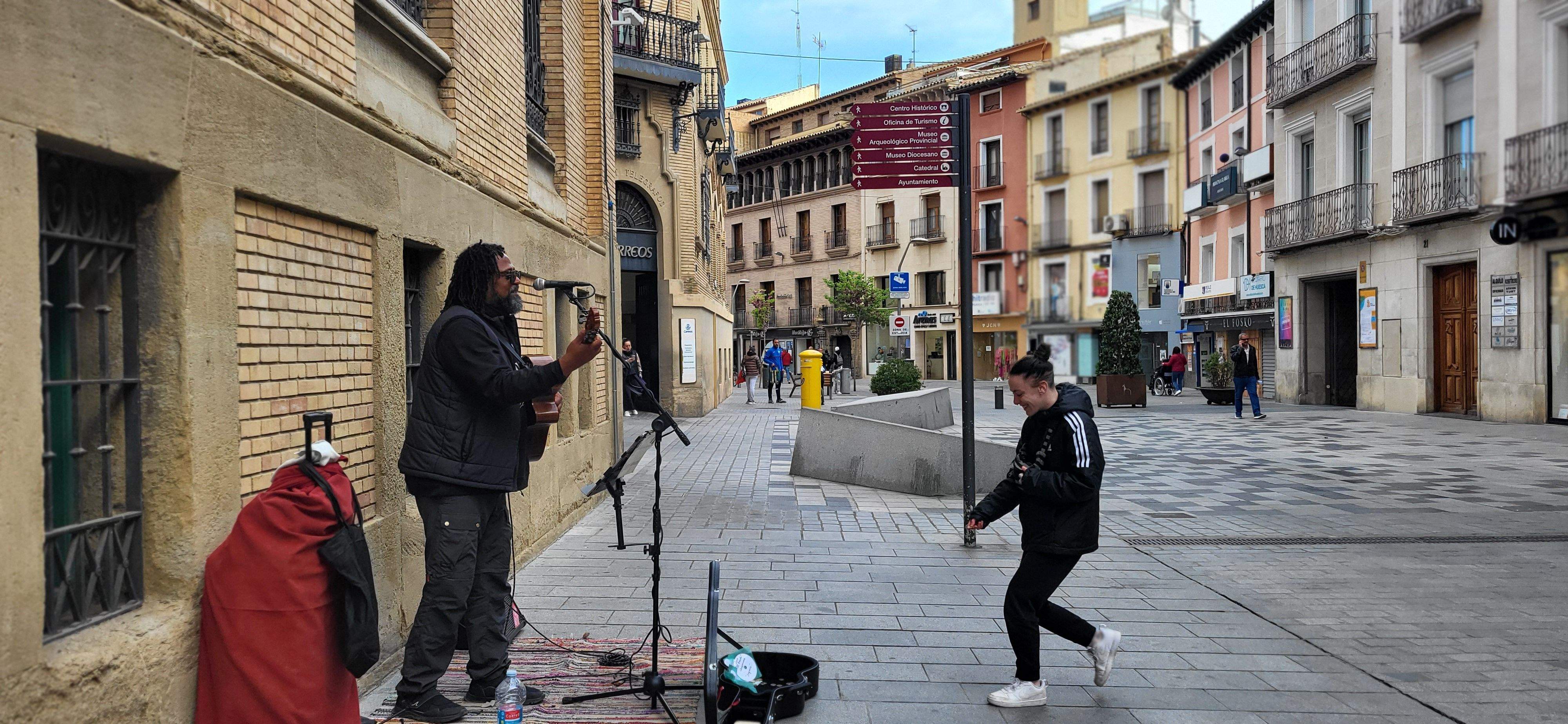 El músico callejero Juan "el bardo" Campoamor tocando en Huesca. Foto Myriam Martínez