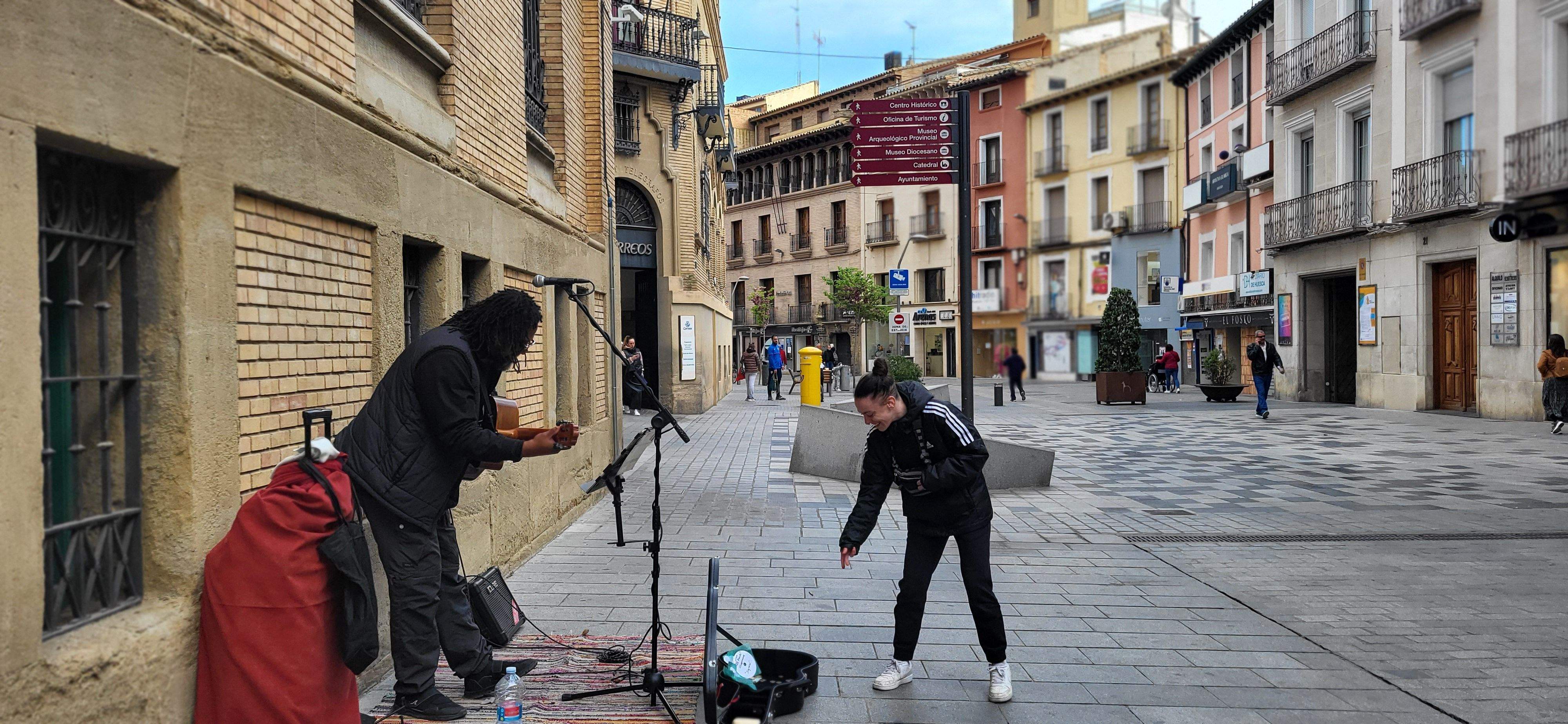 El músico callejero Juan "el bardo" Campoamor tocando en Huesca. Foto Myriam Martínez