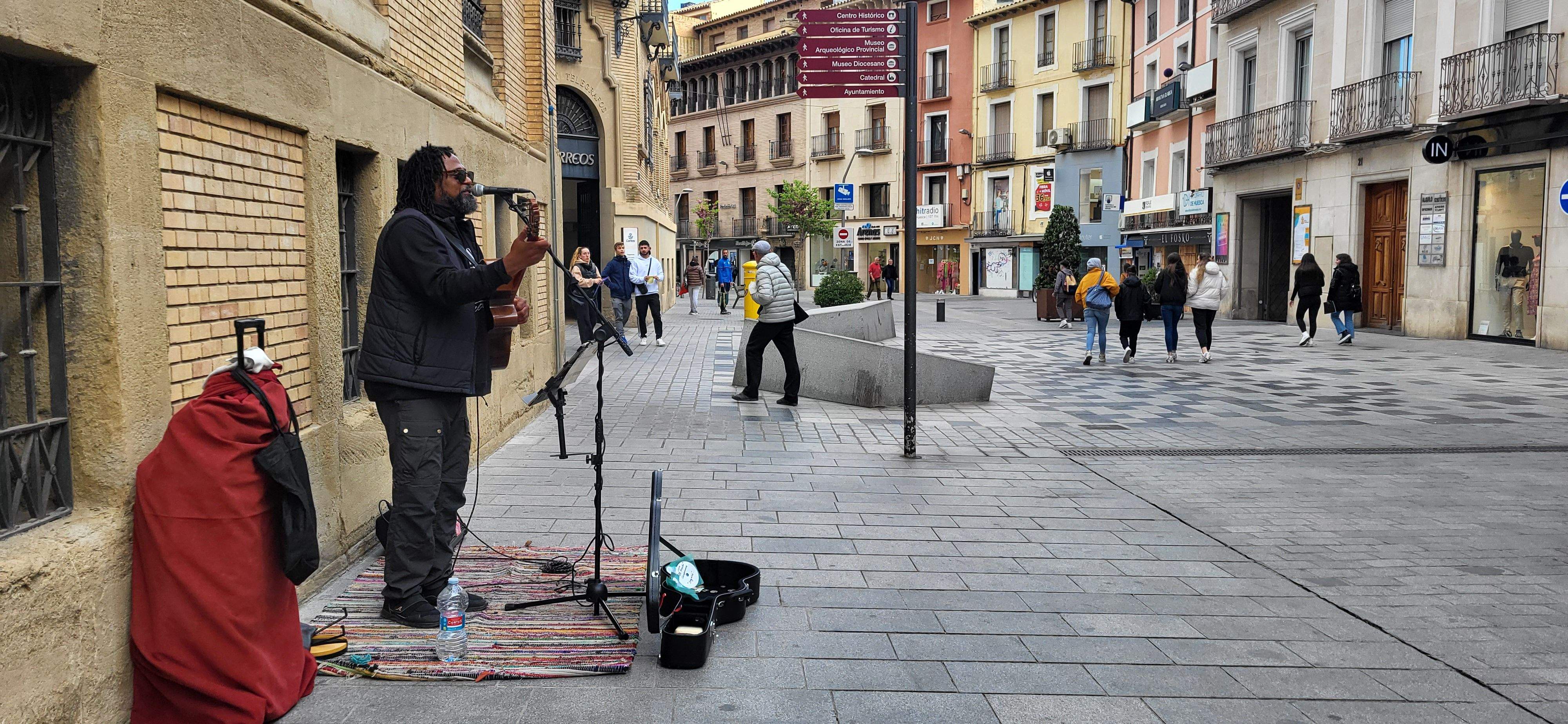 El músico callejero Juan "el bardo" Campoamor tocando en Huesca. Foto Myriam Martínez
