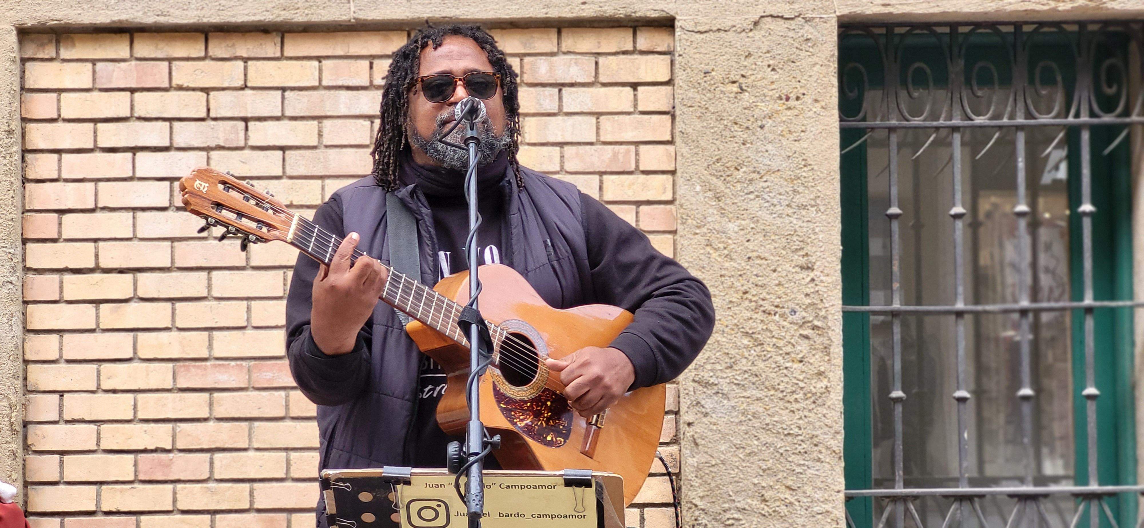 El músico callejero Juan "el bardo" Campoamor tocando en Huesca. Foto Myriam Martínez